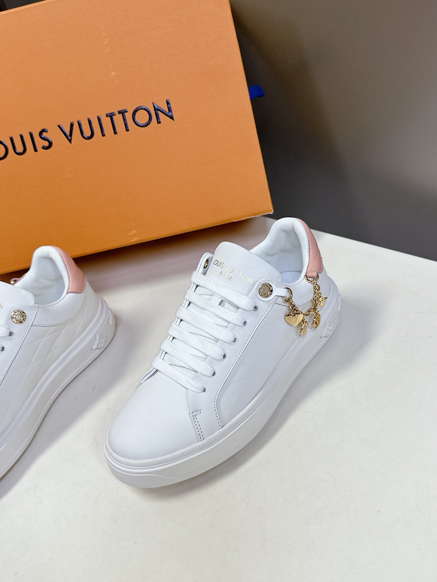   Louis Vuitton路易威登情侣款小白鞋 超多网红时尚博主种草 简约的鞋型格板设计 品牌LOG