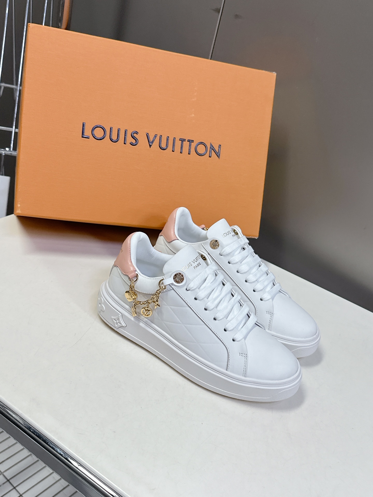   Louis Vuitton路易威登情侣款小白鞋 超多网红时尚博主种草 简约的鞋型格板设计 品牌LOG