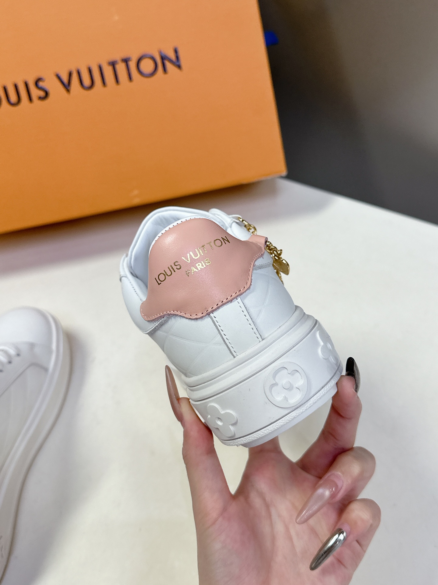   Louis Vuitton路易威登情侣款小白鞋 超多网红时尚博主种草 简约的鞋型格板设计 品牌LOG