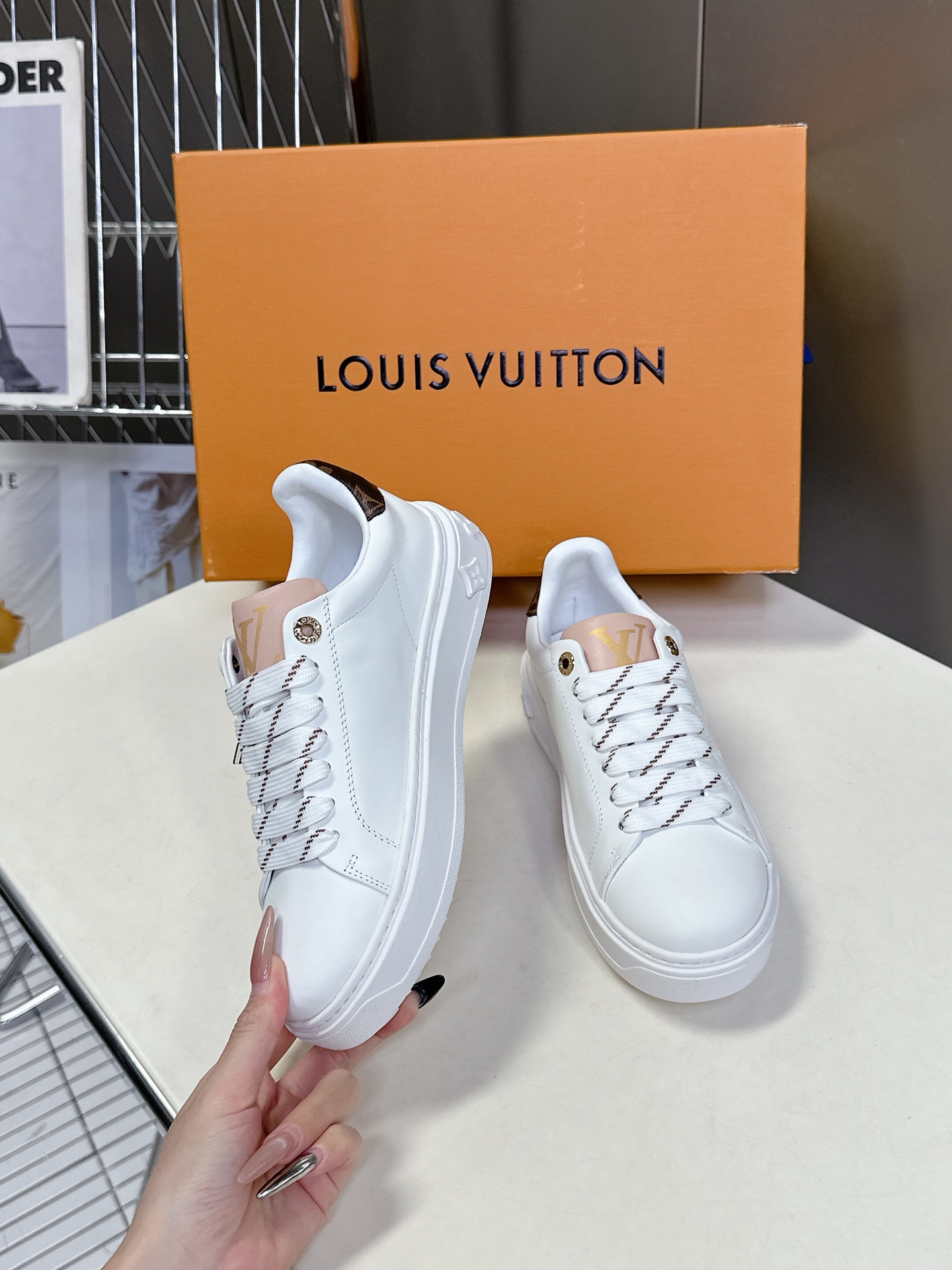   Louis Vuitton路易威登情侣款小白鞋 超多网红时尚博主种草 简约的鞋型格板设计 品牌LOG