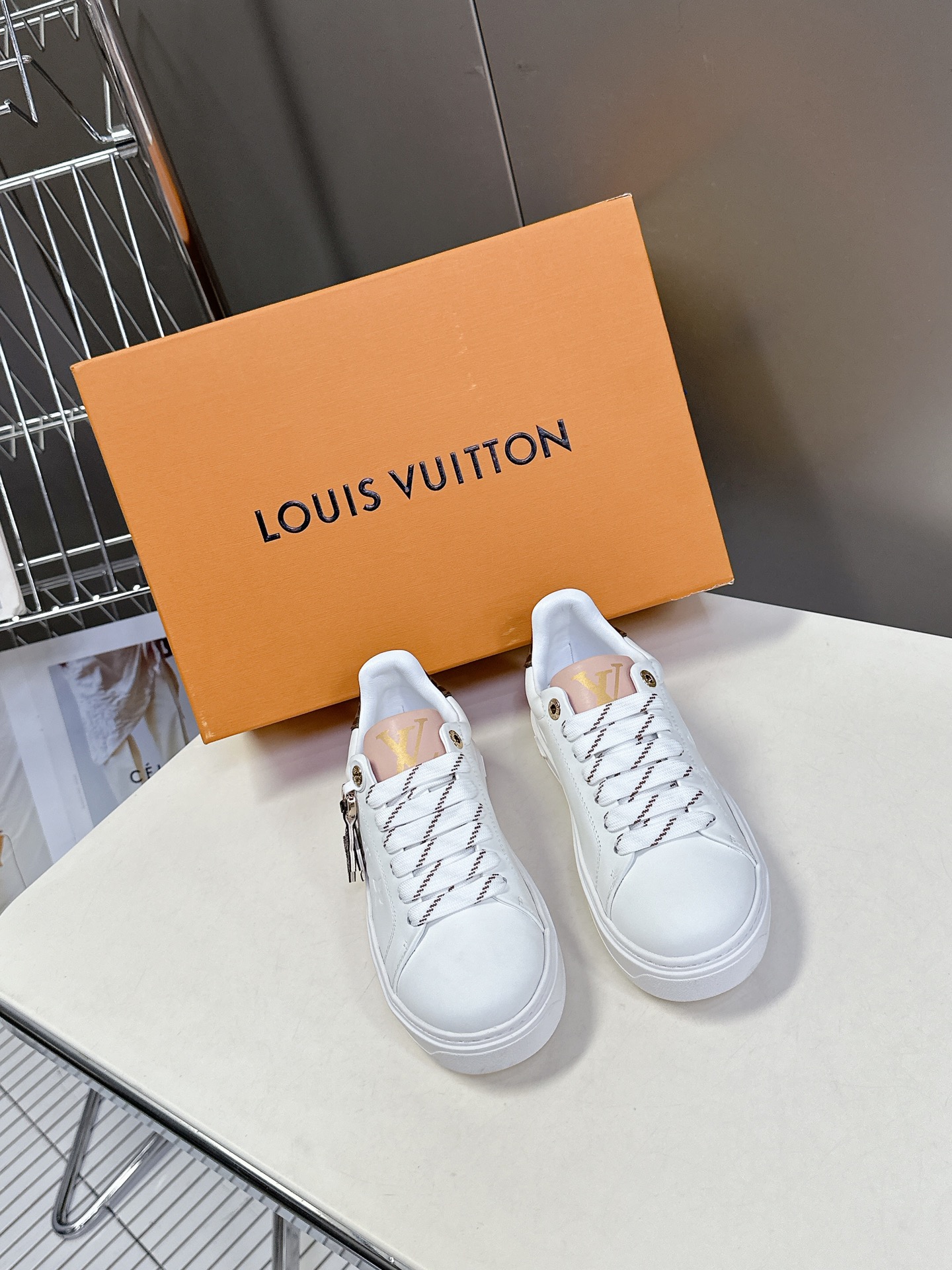   Louis Vuitton路易威登情侣款小白鞋 超多网红时尚博主种草 简约的鞋型格板设计 品牌LOG