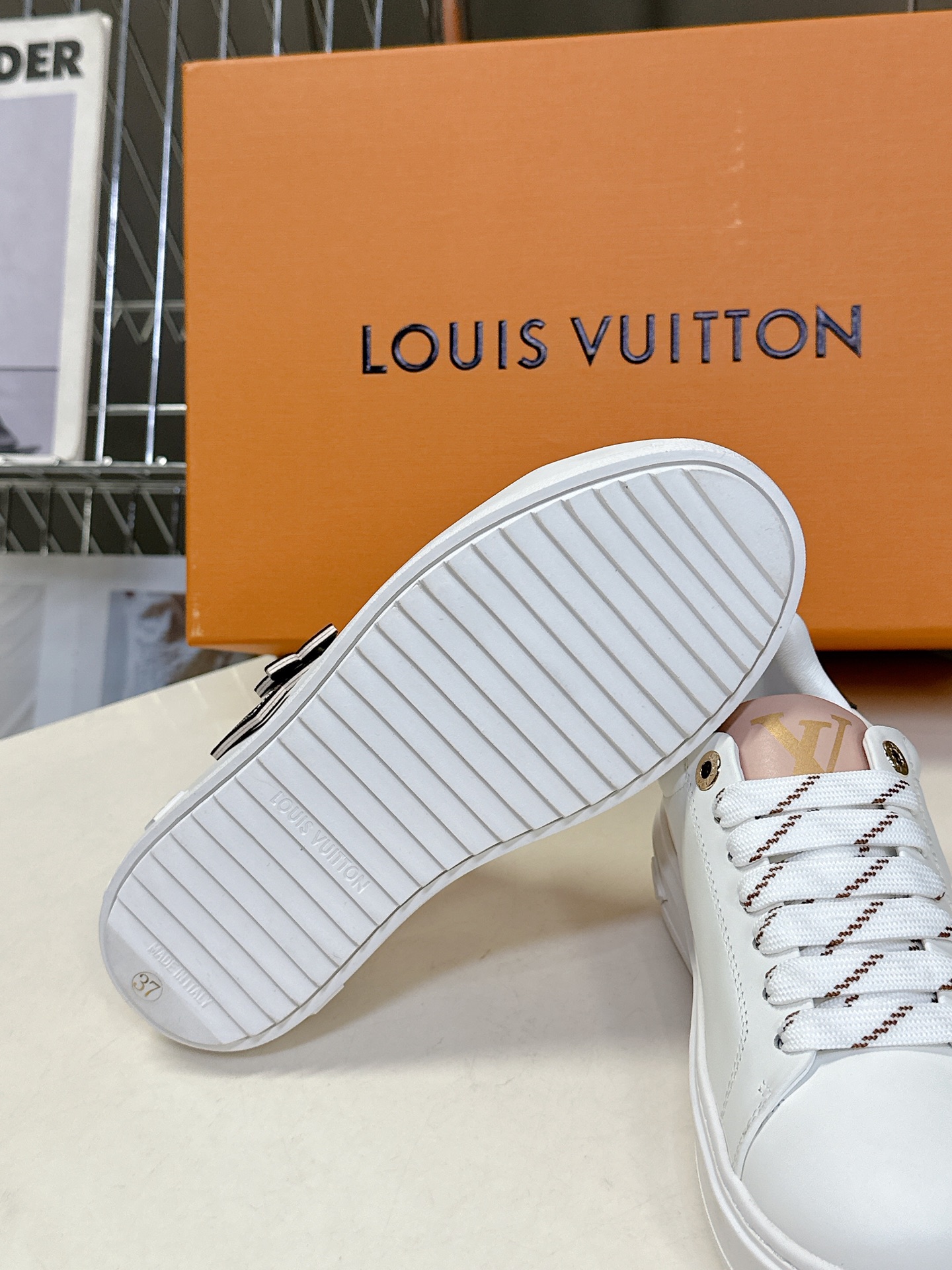   Louis Vuitton路易威登情侣款小白鞋 超多网红时尚博主种草 简约的鞋型格板设计 品牌LOG
