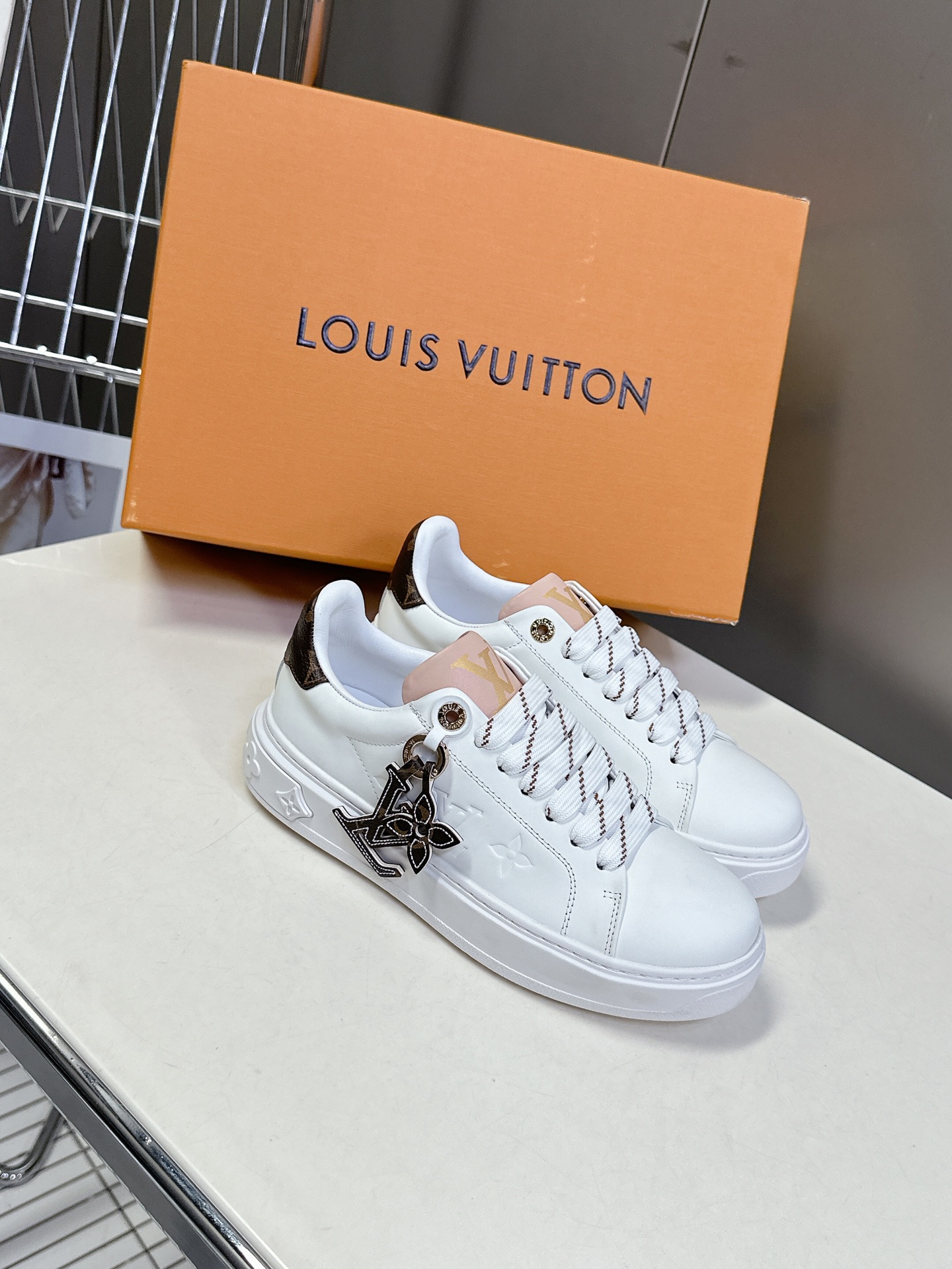   Louis Vuitton路易威登情侣款小白鞋 超多网红时尚博主种草 简约的鞋型格板设计 品牌LOG