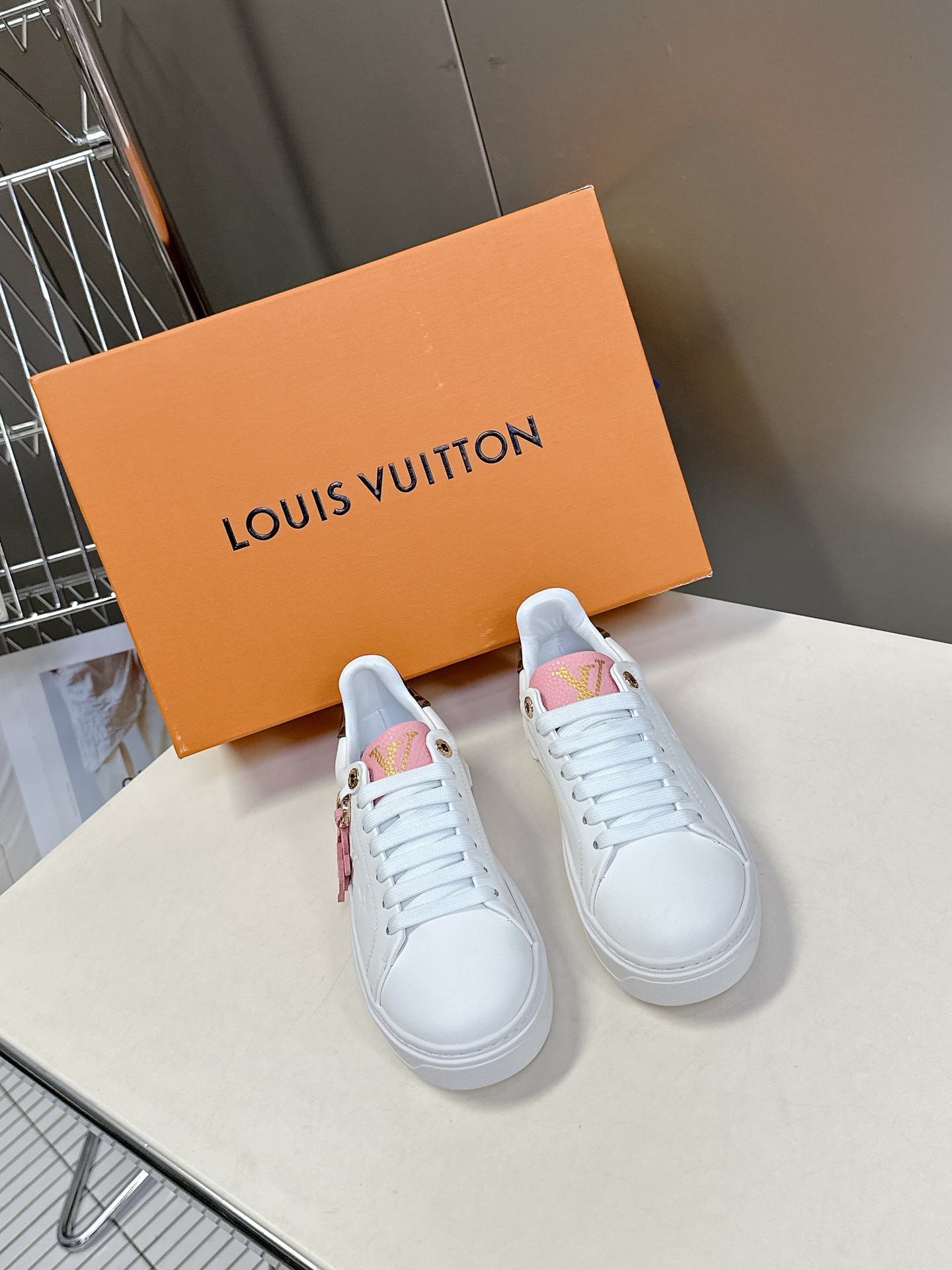   Louis Vuitton路易威登情侣款小白鞋 超多网红时尚博主种草 简约的鞋型格板设计 品牌LOG