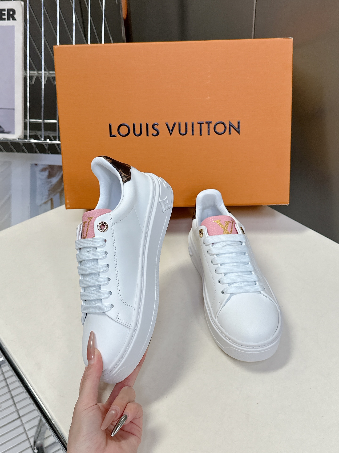   Louis Vuitton路易威登情侣款小白鞋 超多网红时尚博主种草 简约的鞋型格板设计 品牌LOG