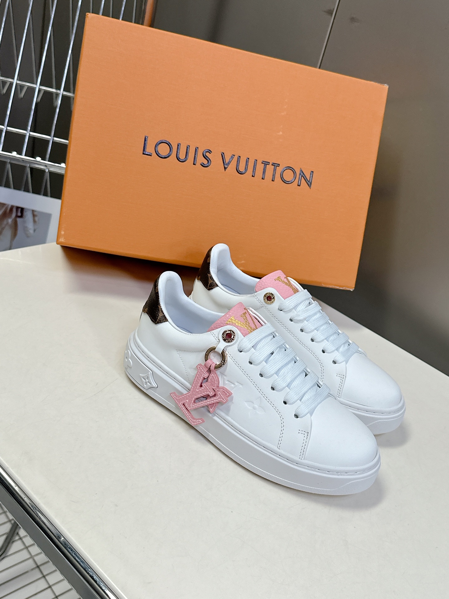   Louis Vuitton路易威登情侣款小白鞋 超多网红时尚博主种草 简约的鞋型格板设计 品牌LOG