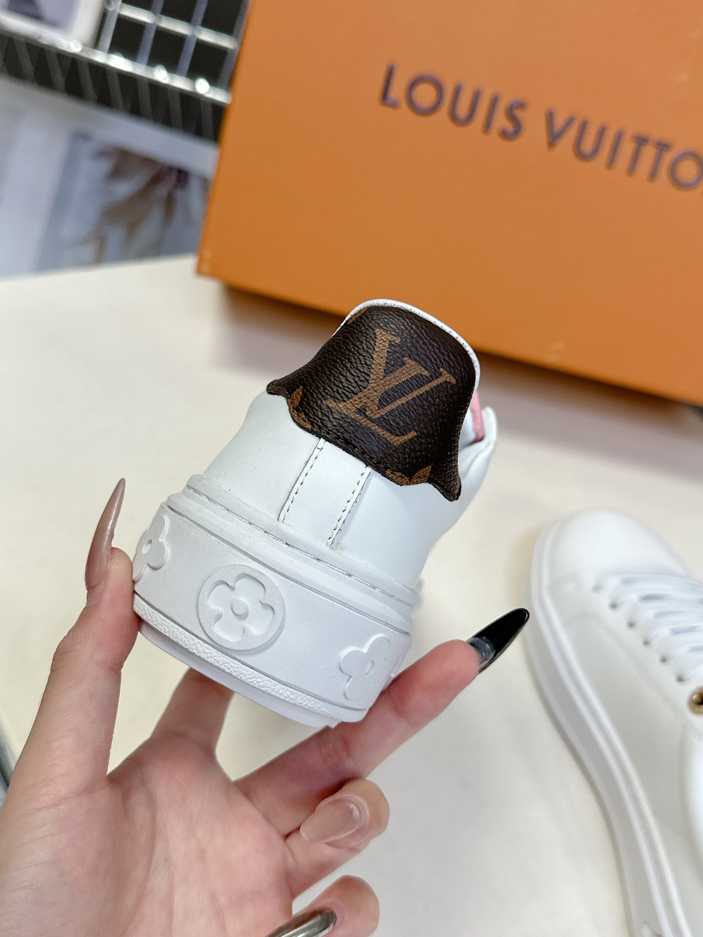   Louis Vuitton路易威登情侣款小白鞋 超多网红时尚博主种草 简约的鞋型格板设计 品牌LOG