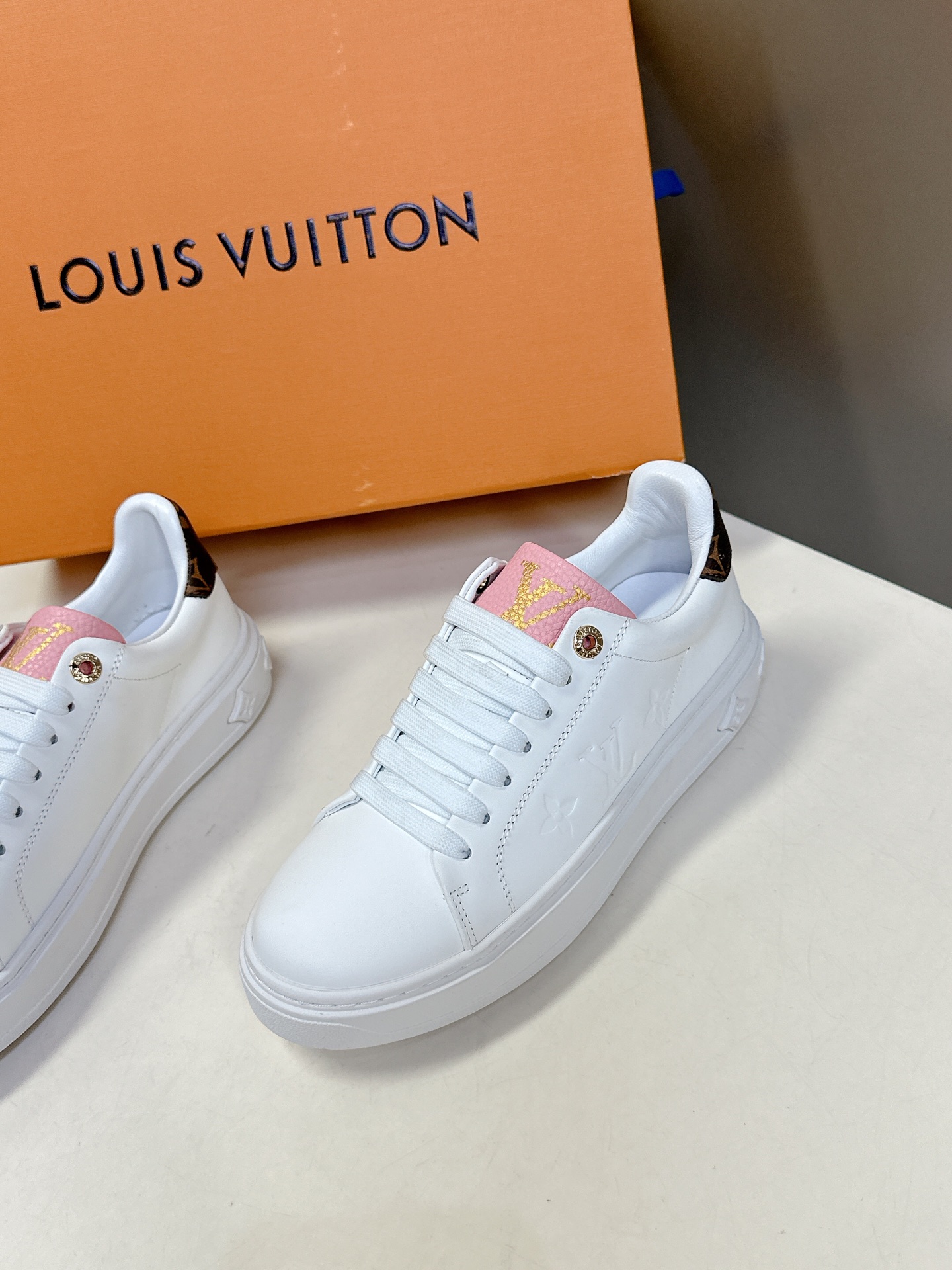   Louis Vuitton路易威登情侣款小白鞋 超多网红时尚博主种草 简约的鞋型格板设计 品牌LOG