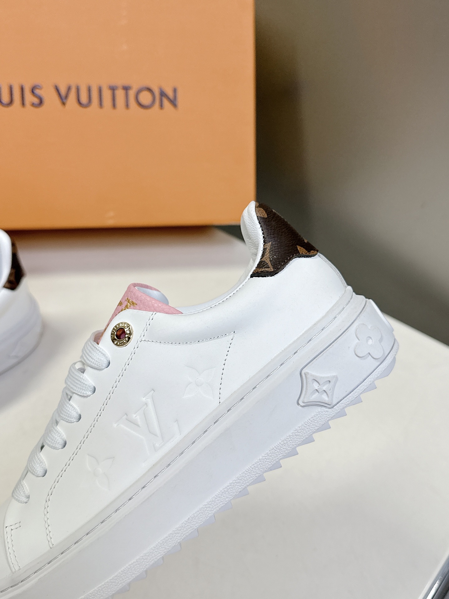   Louis Vuitton路易威登情侣款小白鞋 超多网红时尚博主种草 简约的鞋型格板设计 品牌LOG