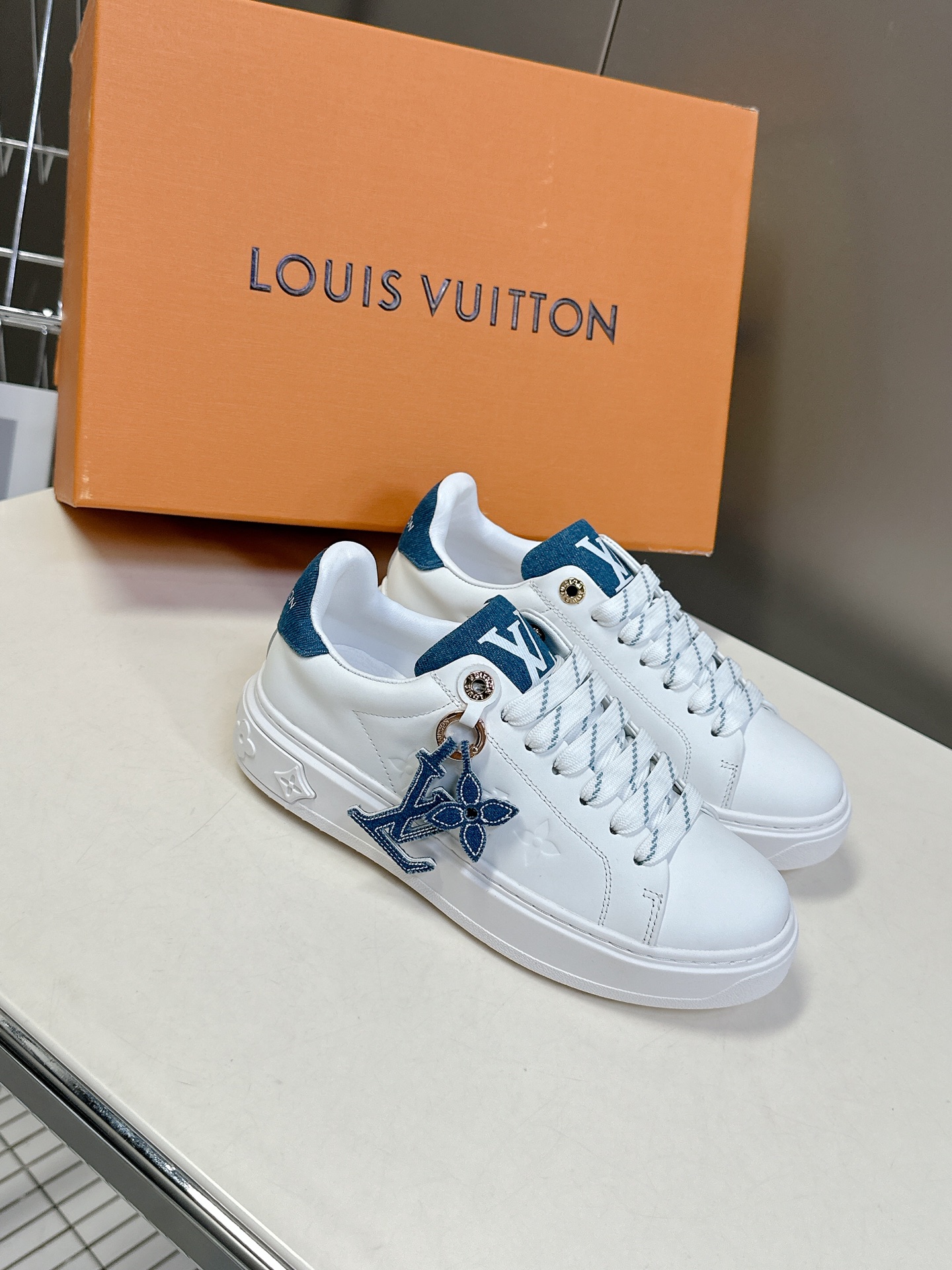   Louis Vuitton路易威登情侣款小白鞋 超多网红时尚博主种草 简约的鞋型格板设计 品牌LOG