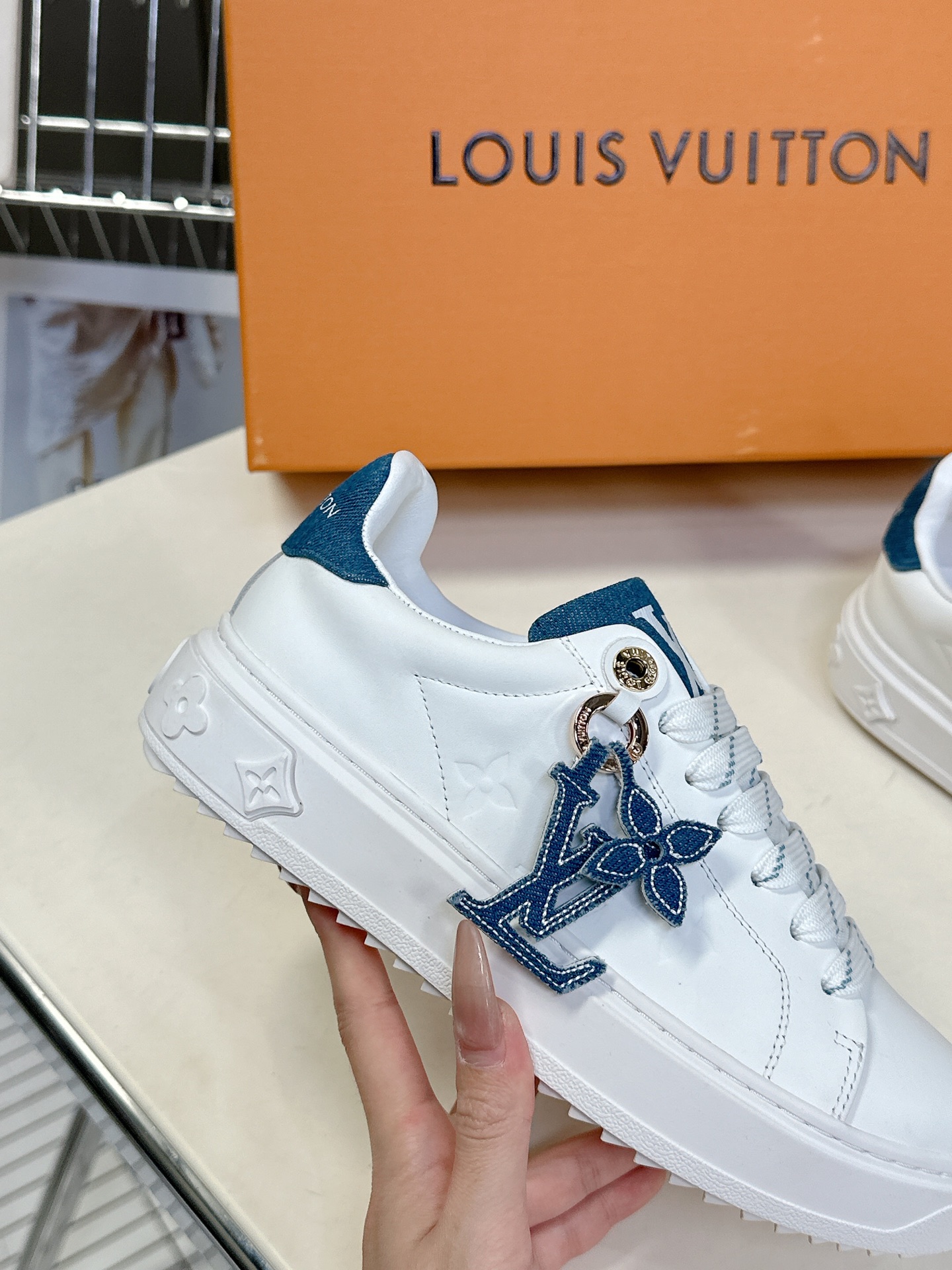   Louis Vuitton路易威登情侣款小白鞋 超多网红时尚博主种草 简约的鞋型格板设计 品牌LOG