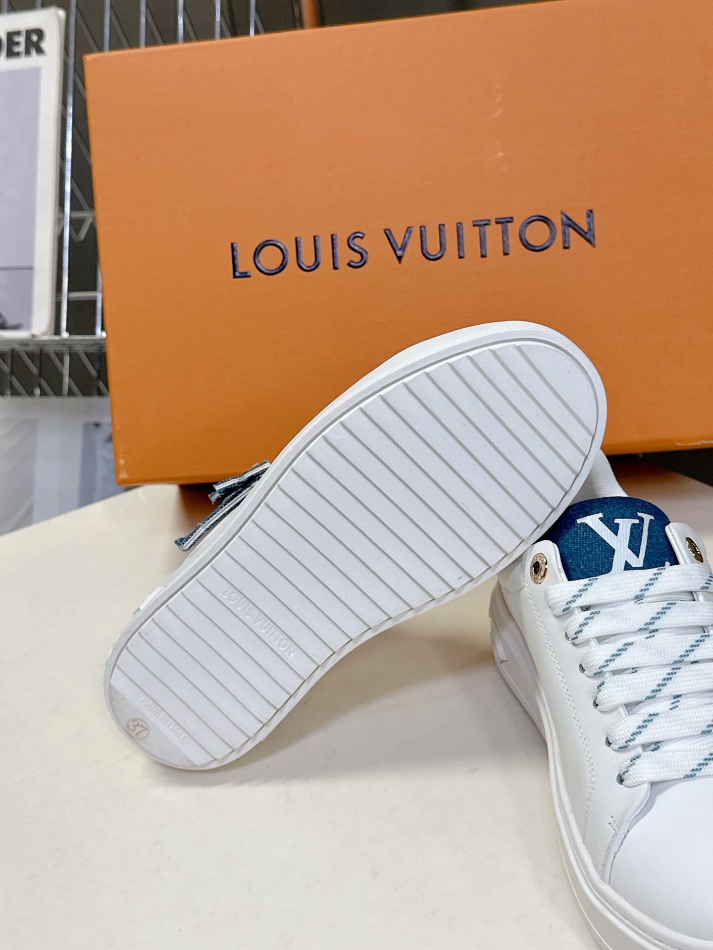   Louis Vuitton路易威登情侣款小白鞋 超多网红时尚博主种草 简约的鞋型格板设计 品牌LOG