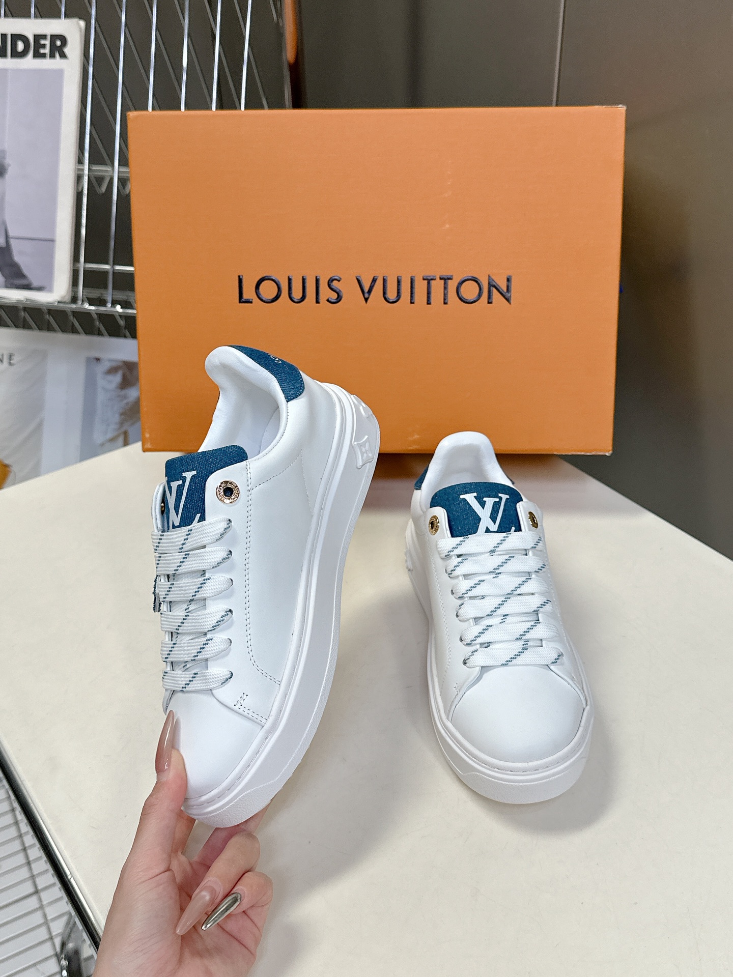   Louis Vuitton路易威登情侣款小白鞋 超多网红时尚博主种草 简约的鞋型格板设计 品牌LOG