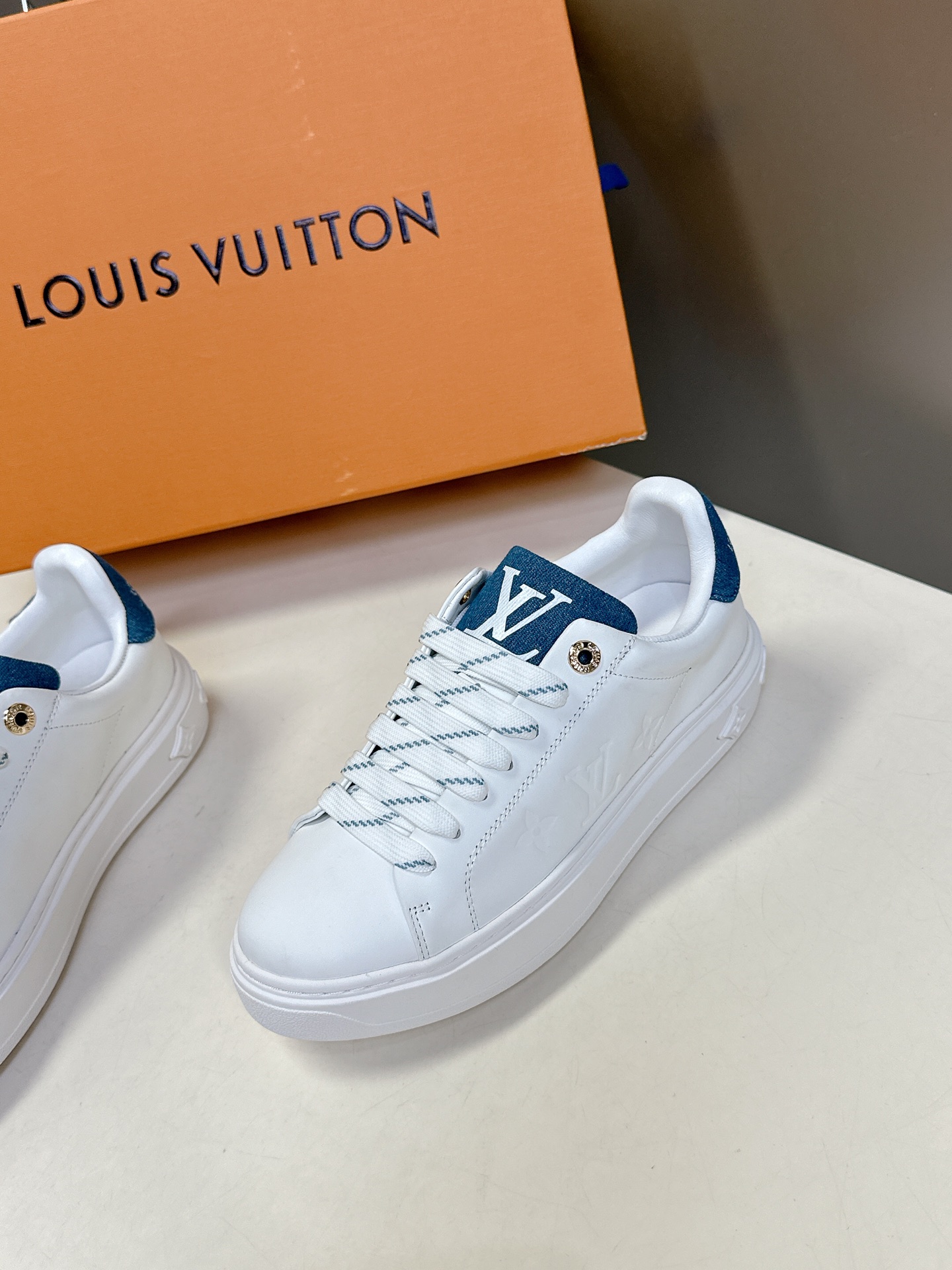   Louis Vuitton路易威登情侣款小白鞋 超多网红时尚博主种草 简约的鞋型格板设计 品牌LOG