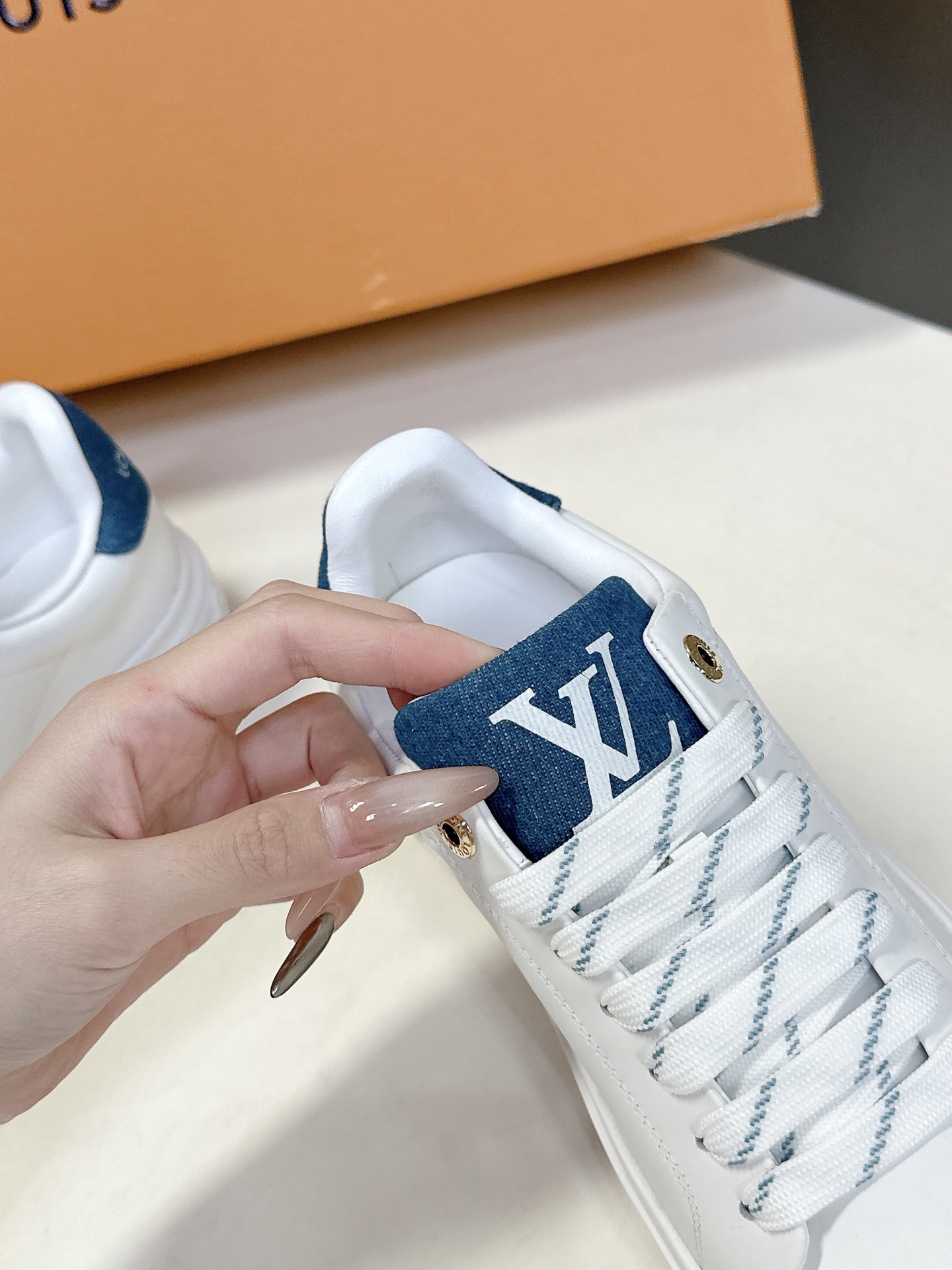  Louis Vuitton路易威登情侣款小白鞋 超多网红时尚博主种草 简约的鞋型格板设计 品牌LOG