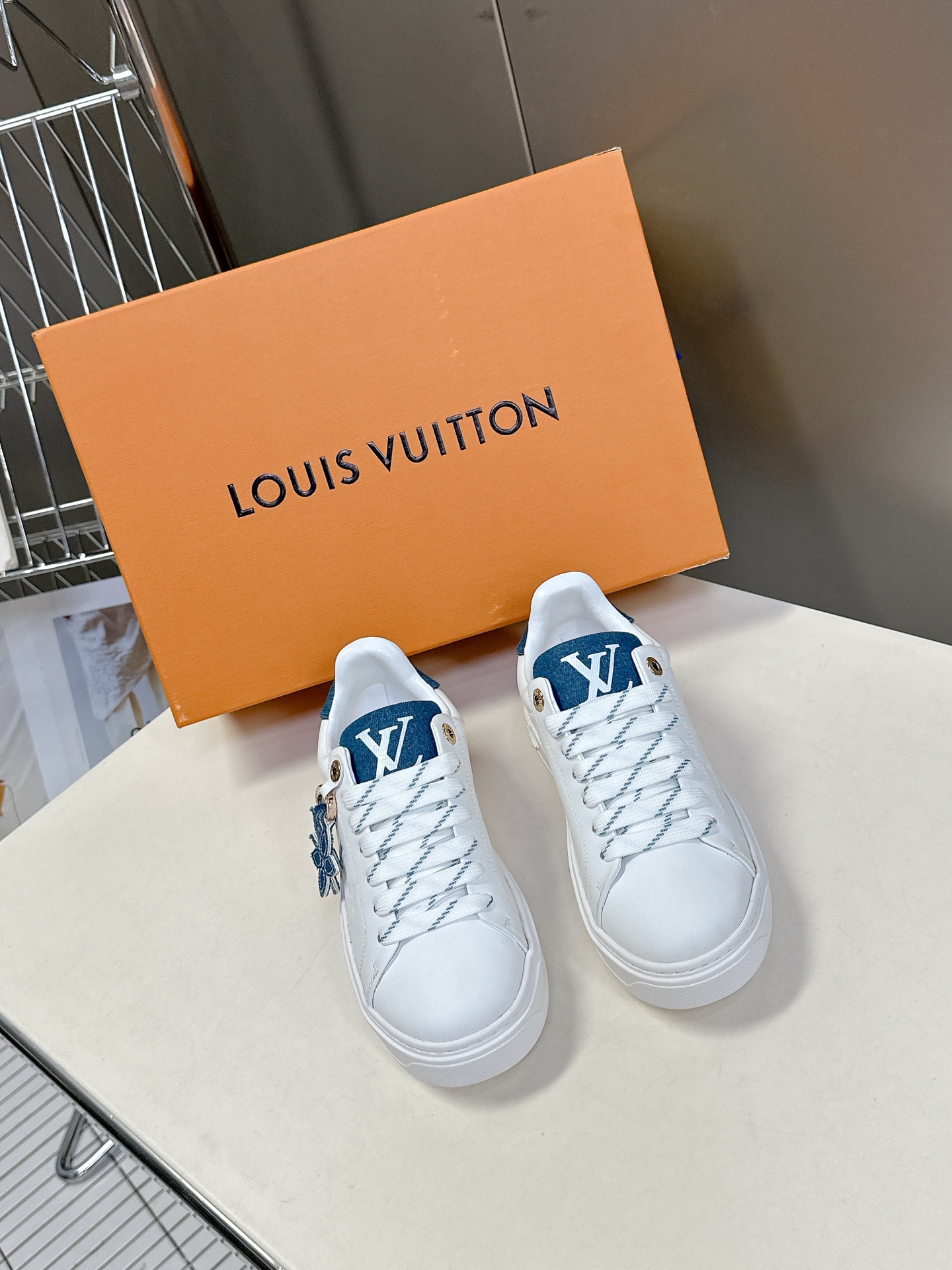   Louis Vuitton路易威登情侣款小白鞋 超多网红时尚博主种草 简约的鞋型格板设计 品牌LOG