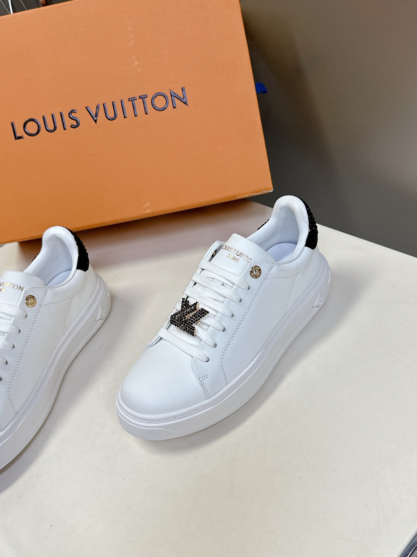   Louis Vuitton路易威登情侣款小白鞋 超多网红时尚博主种草 简约的鞋型格板设计 品牌LOG