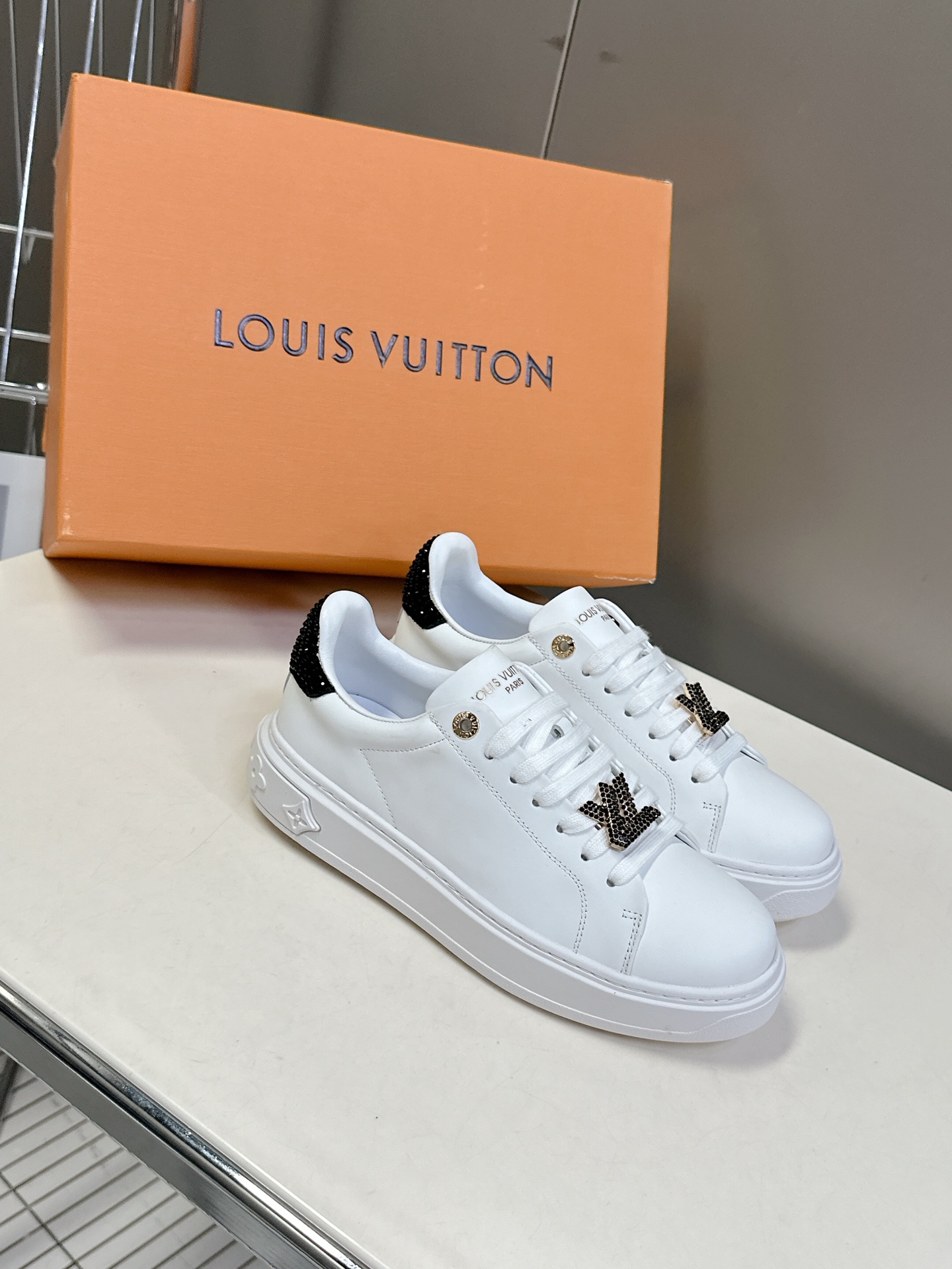   Louis Vuitton路易威登情侣款小白鞋 超多网红时尚博主种草 简约的鞋型格板设计 品牌LOG