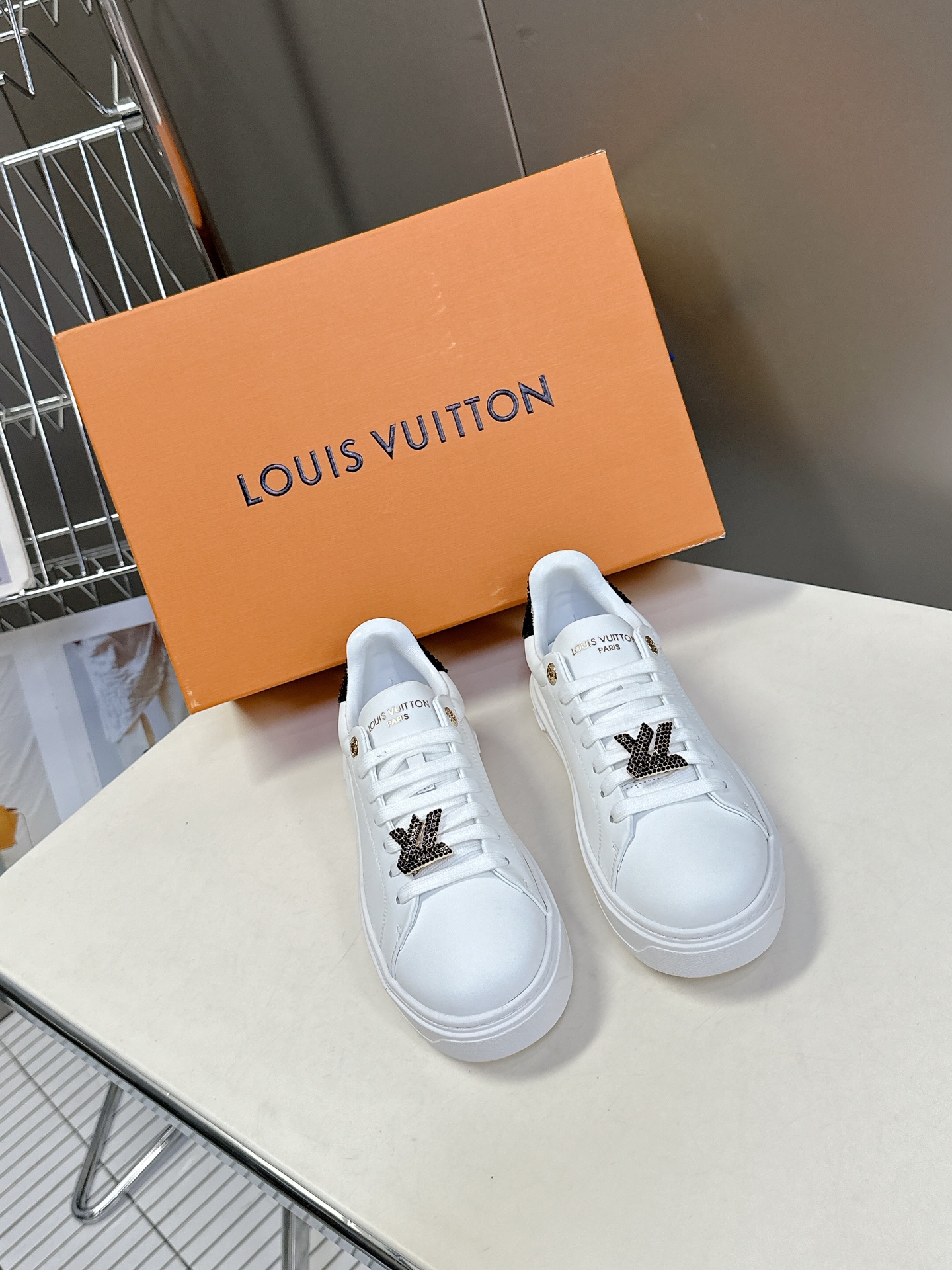   Louis Vuitton路易威登情侣款小白鞋 超多网红时尚博主种草 简约的鞋型格板设计 品牌LOG