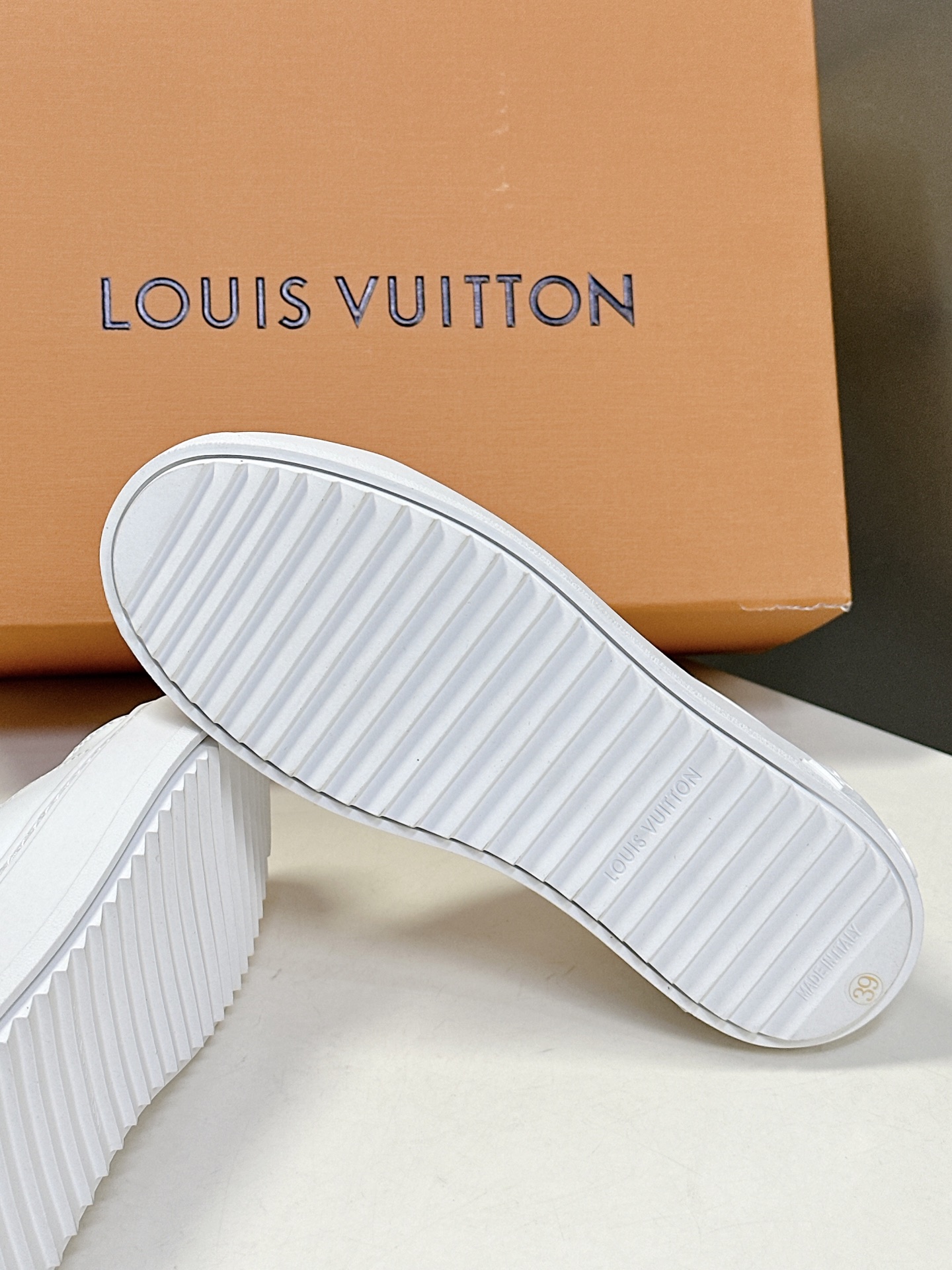   Louis Vuitton路易威登情侣款小白鞋 超多网红时尚博主种草 简约的鞋型格板设计 品牌LOG