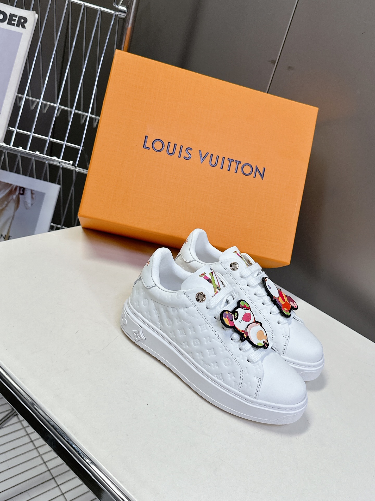   Louis Vuitton路易威登情侣款小白鞋 超多网红时尚博主种草 简约的鞋型格板设计 品牌LOG