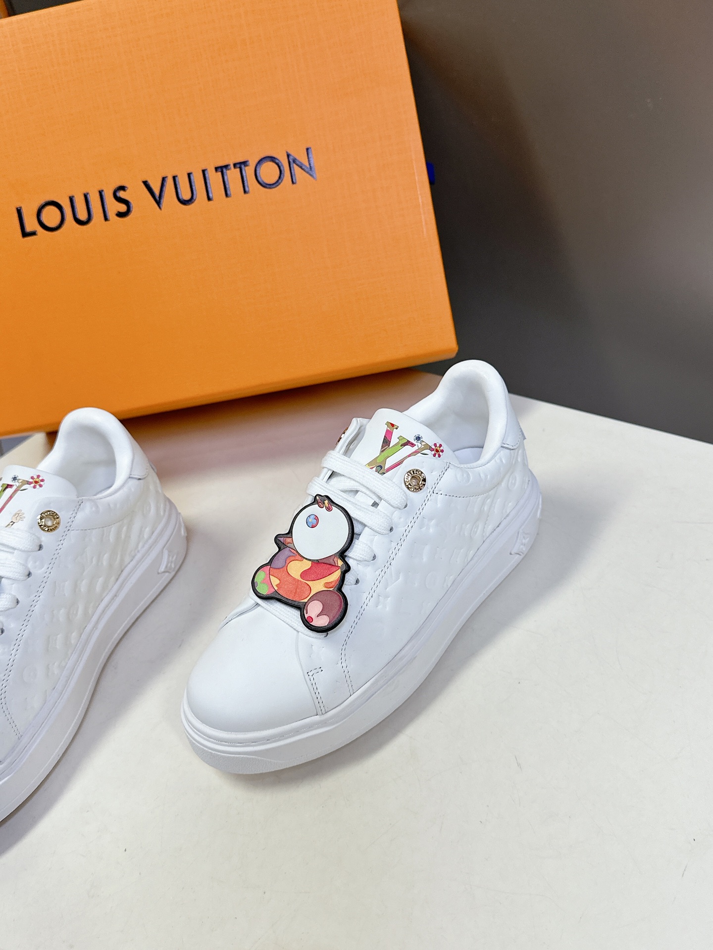   Louis Vuitton路易威登情侣款小白鞋 超多网红时尚博主种草 简约的鞋型格板设计 品牌LOG