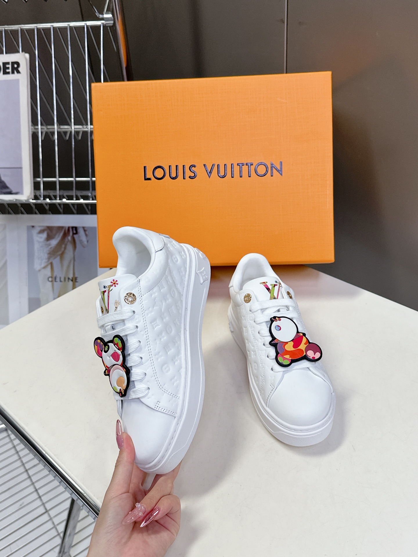   Louis Vuitton路易威登情侣款小白鞋 超多网红时尚博主种草 简约的鞋型格板设计 品牌LOG