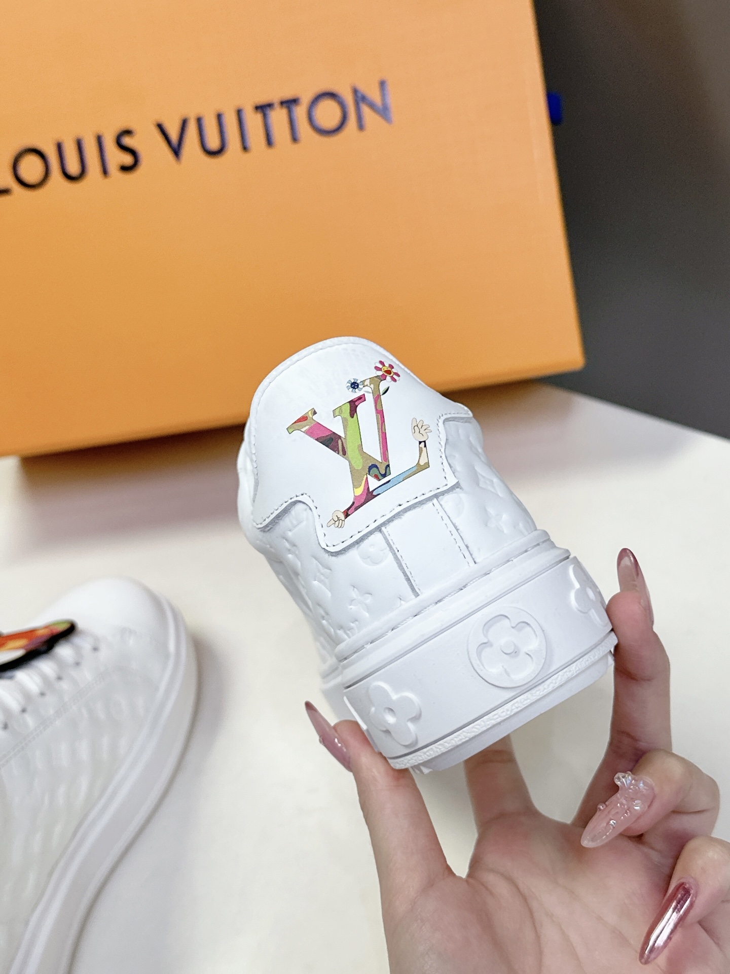   Louis Vuitton路易威登情侣款小白鞋 超多网红时尚博主种草 简约的鞋型格板设计 品牌LOG