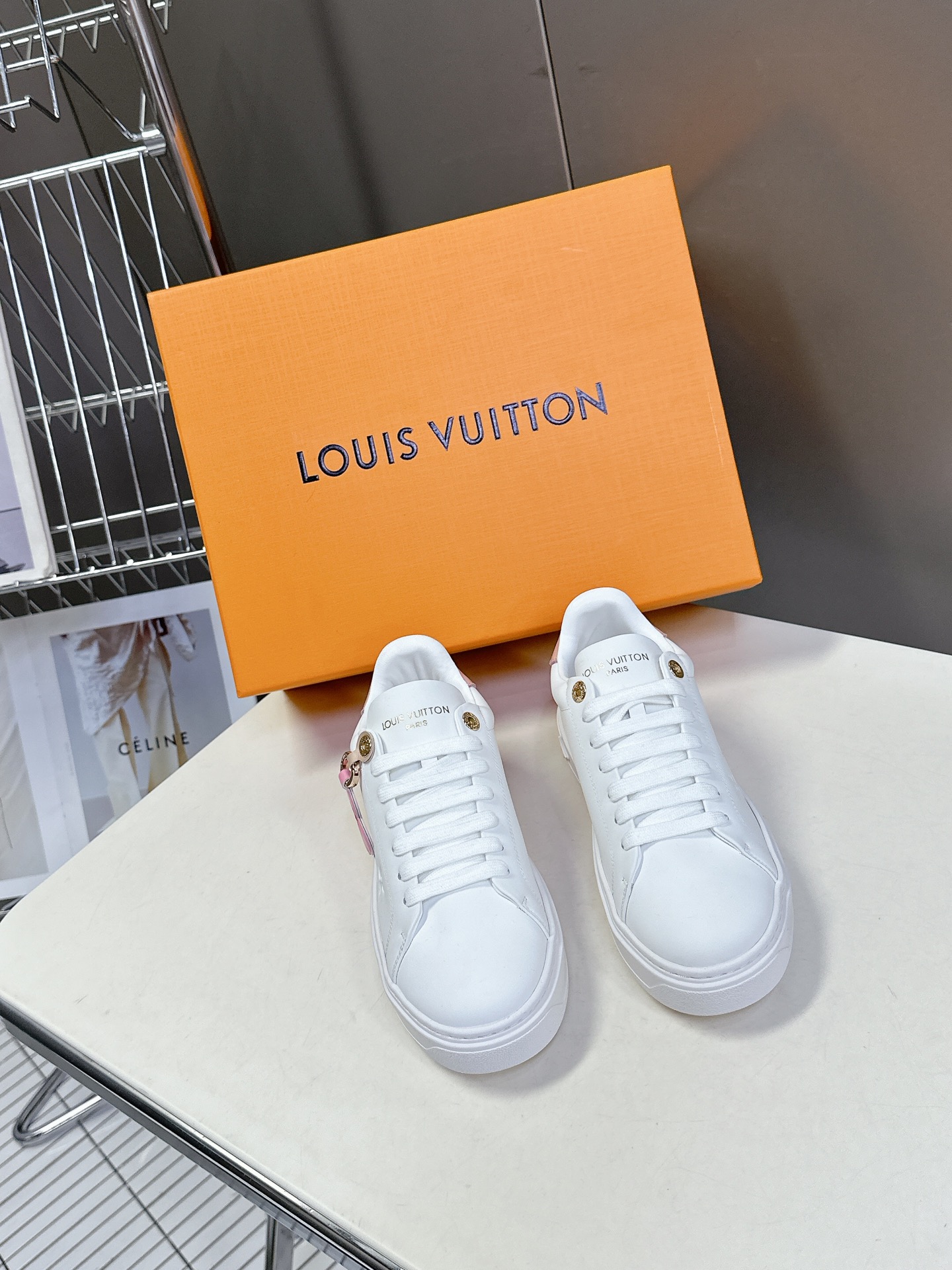   Louis Vuitton路易威登情侣款小白鞋 超多网红时尚博主种草 简约的鞋型格板设计 品牌LOG