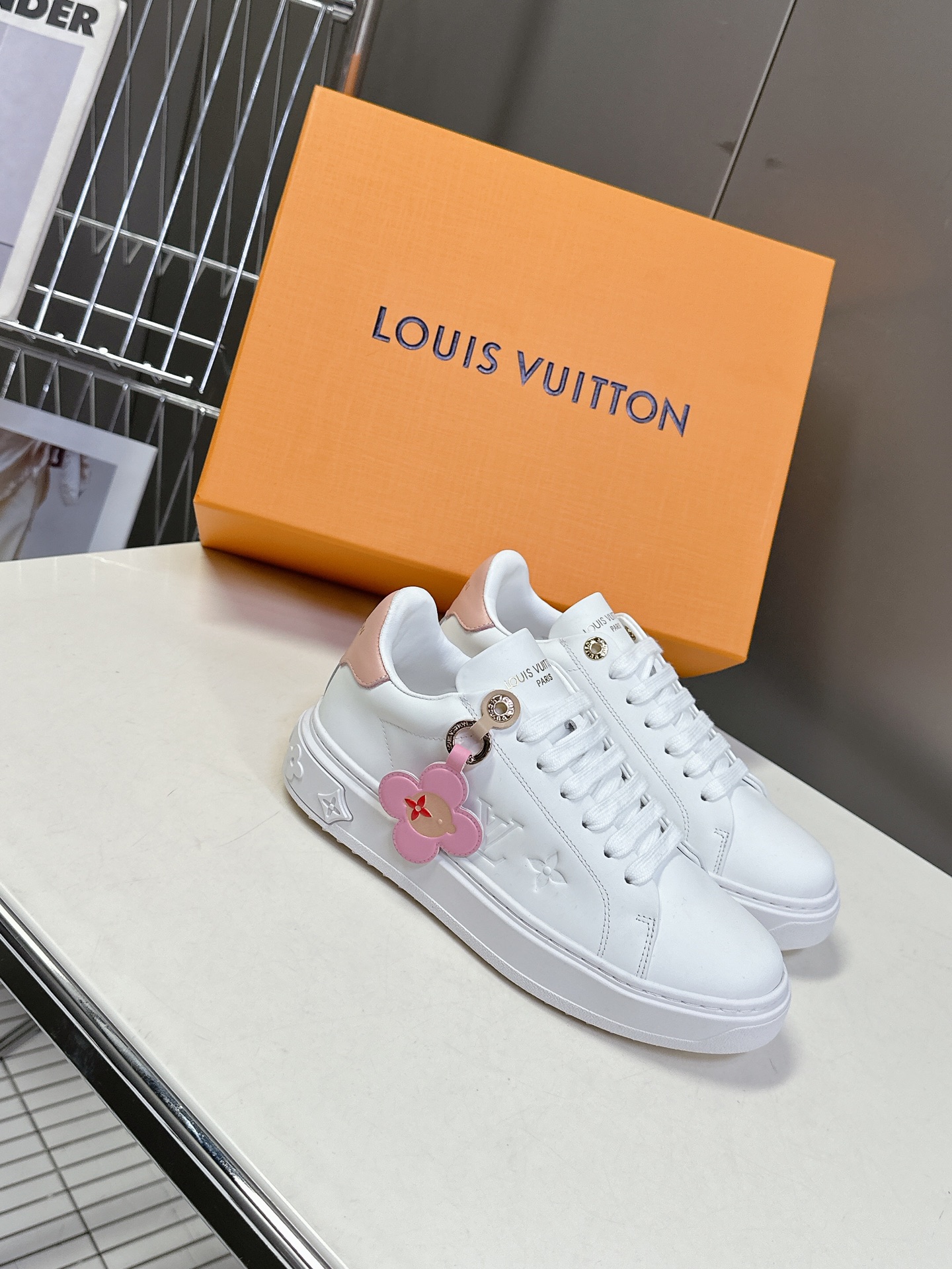  Louis Vuitton路易威登情侣款小白鞋 超多网红时尚博主种草 简约的鞋型格板设计 品牌LOG