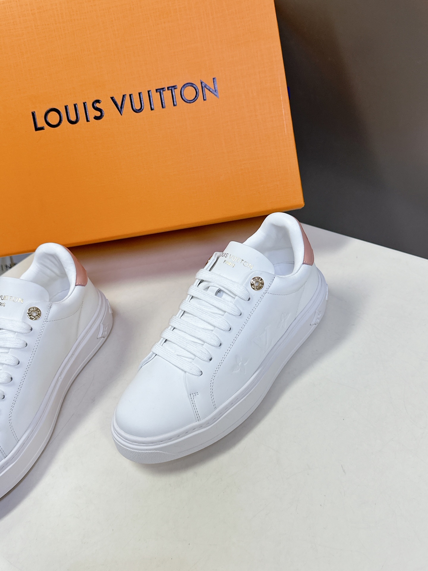   Louis Vuitton路易威登情侣款小白鞋 超多网红时尚博主种草 简约的鞋型格板设计 品牌LOG