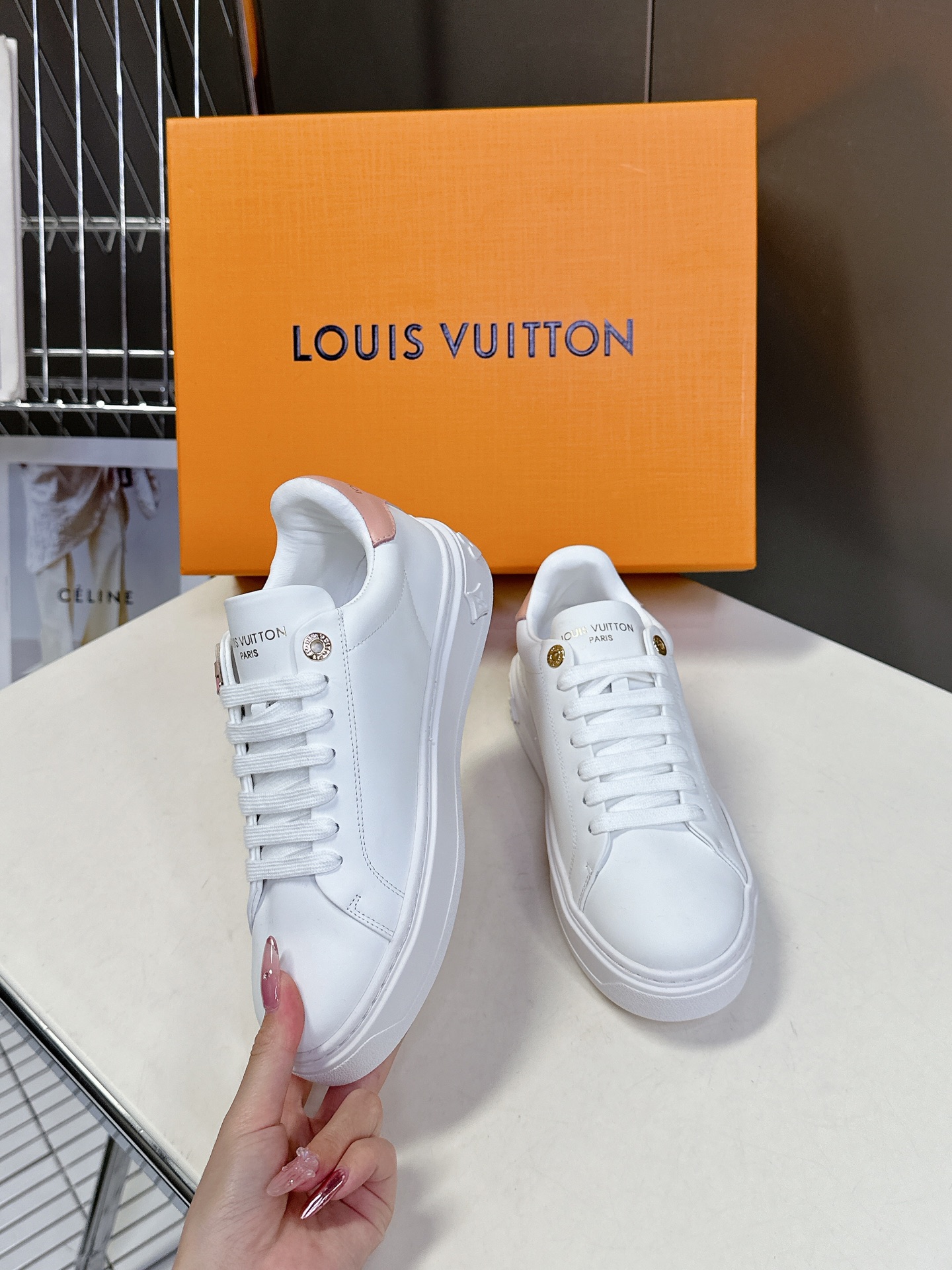   Louis Vuitton路易威登情侣款小白鞋 超多网红时尚博主种草 简约的鞋型格板设计 品牌LOG