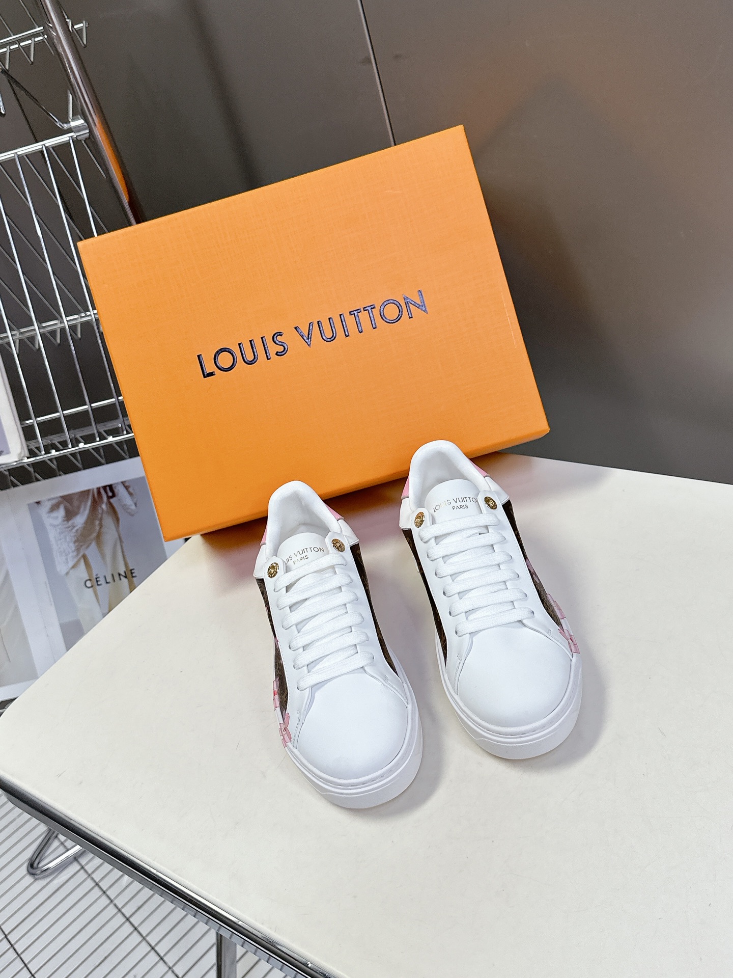   Louis Vuitton路易威登情侣款小白鞋 超多网红时尚博主种草 简约的鞋型格板设计 品牌LOG