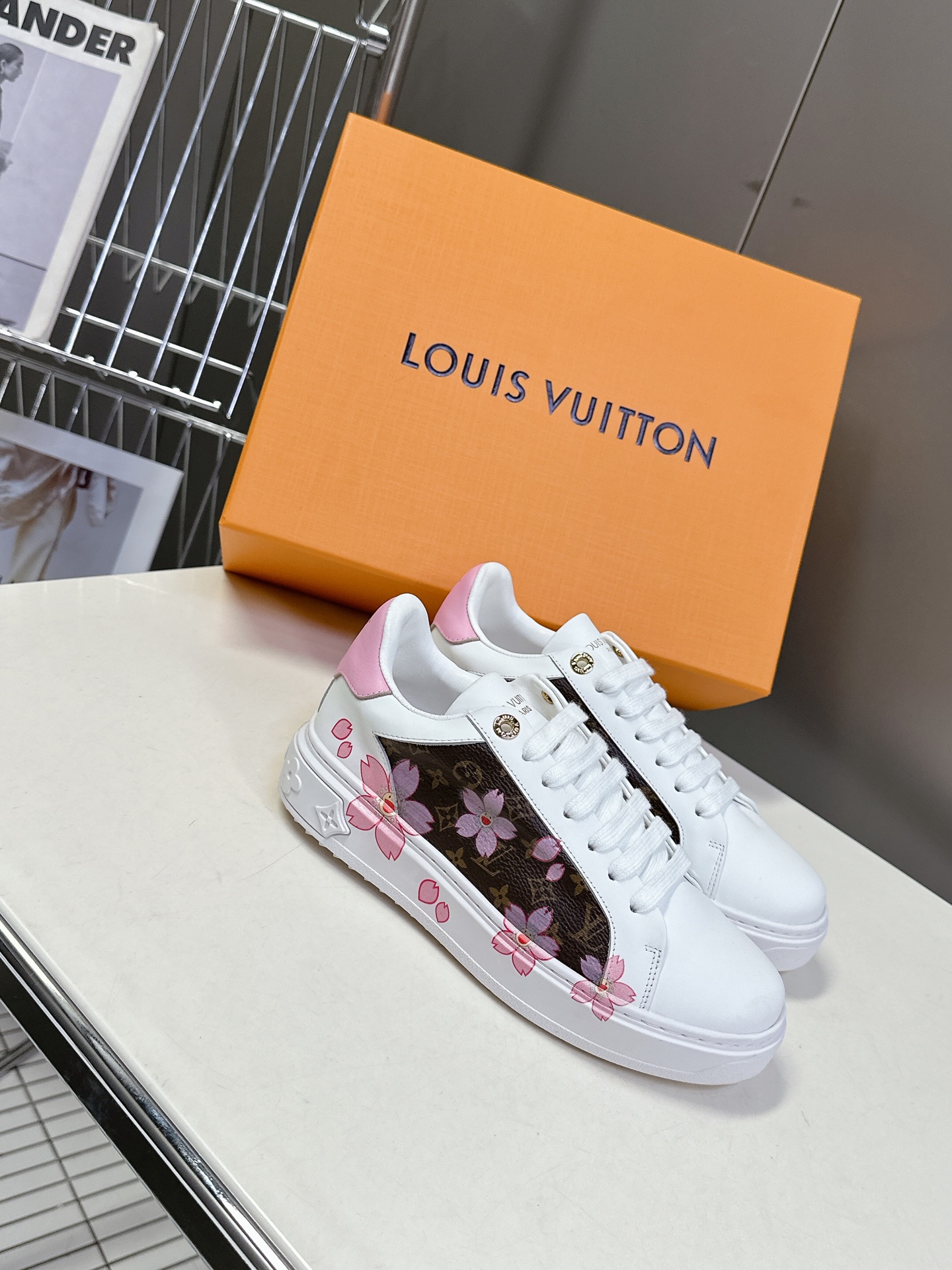   Louis Vuitton路易威登情侣款小白鞋 超多网红时尚博主种草 简约的鞋型格板设计 品牌LOG