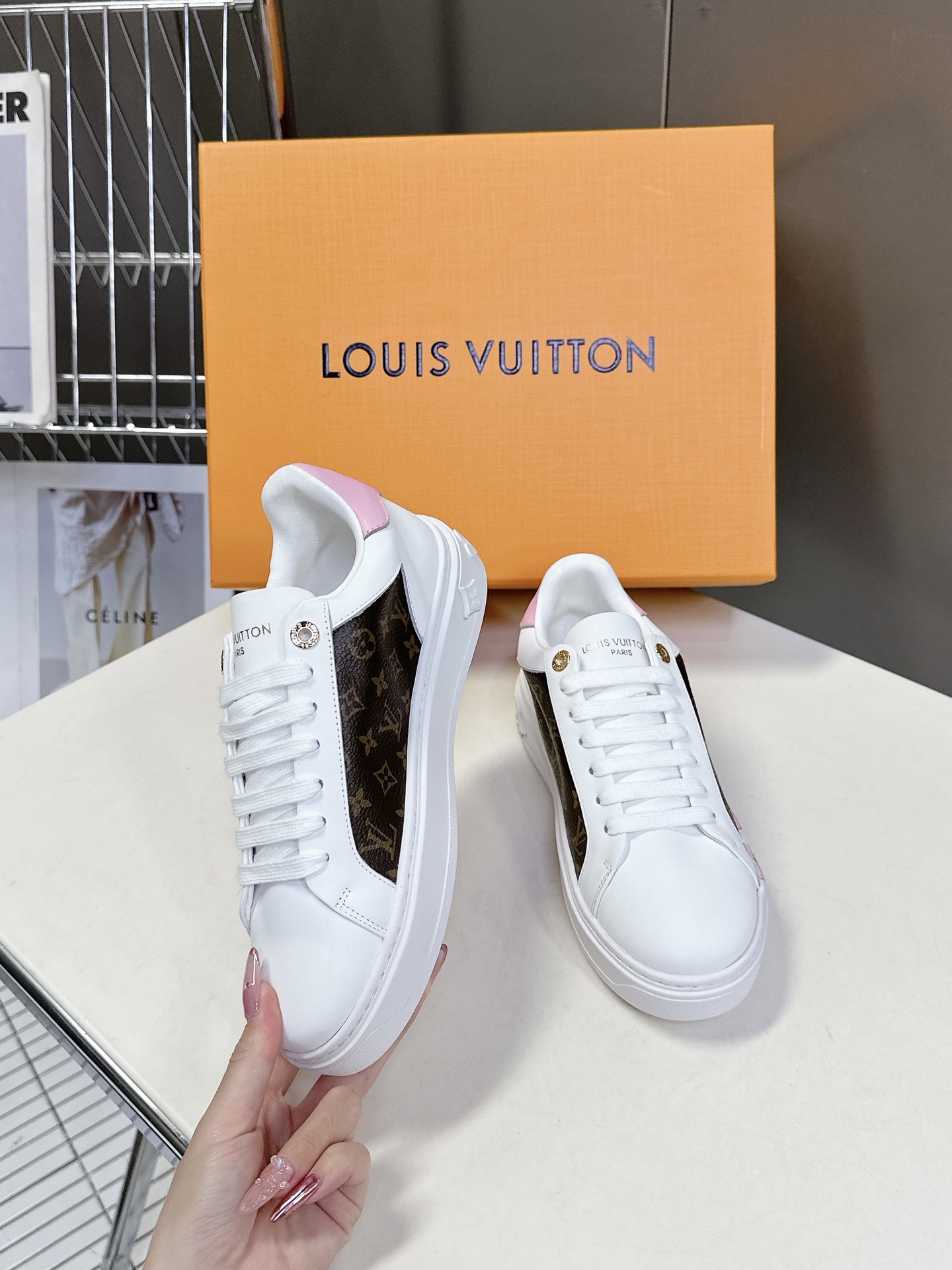   Louis Vuitton路易威登情侣款小白鞋 超多网红时尚博主种草 简约的鞋型格板设计 品牌LOG