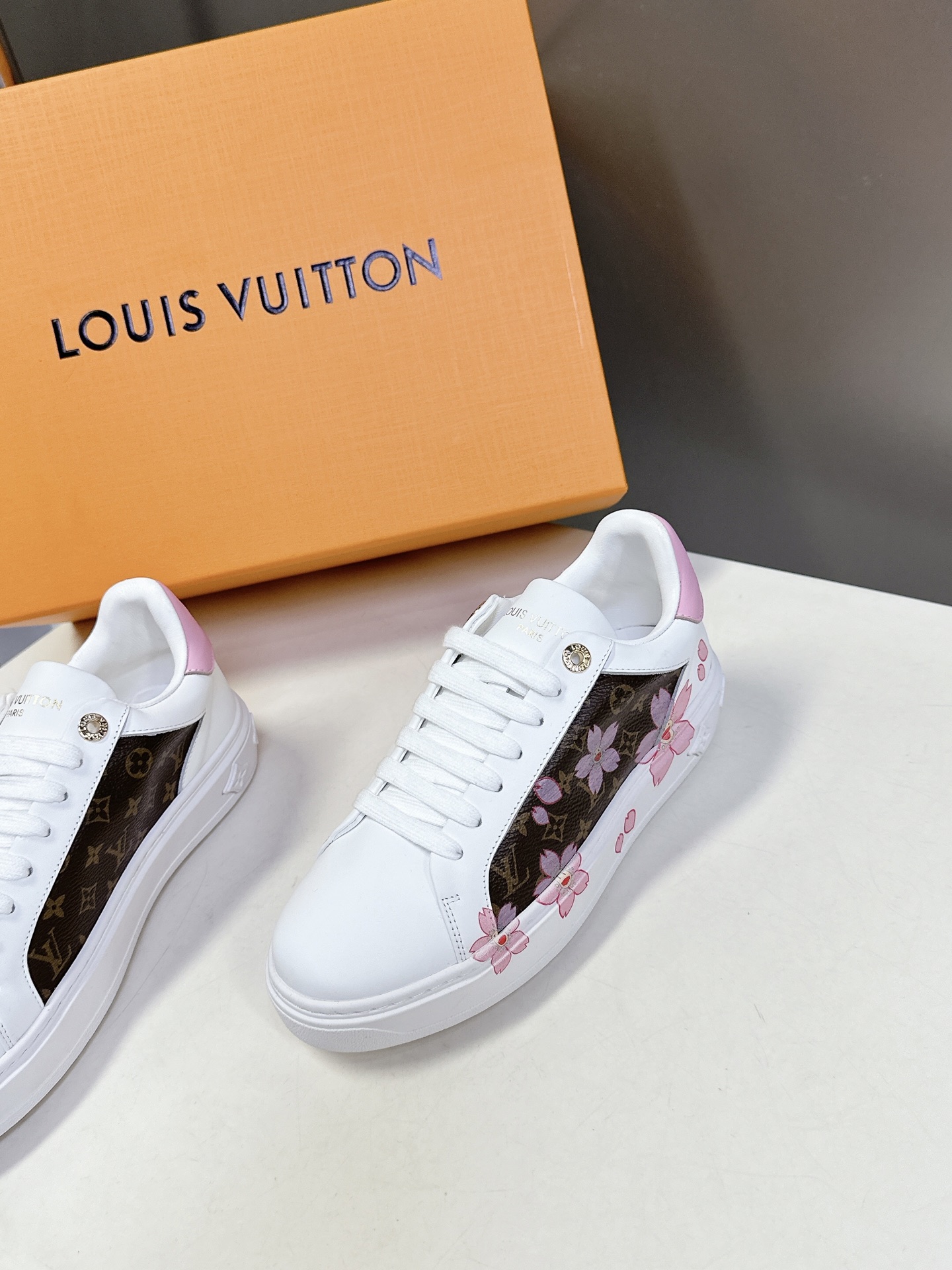   Louis Vuitton路易威登情侣款小白鞋 超多网红时尚博主种草 简约的鞋型格板设计 品牌LOG