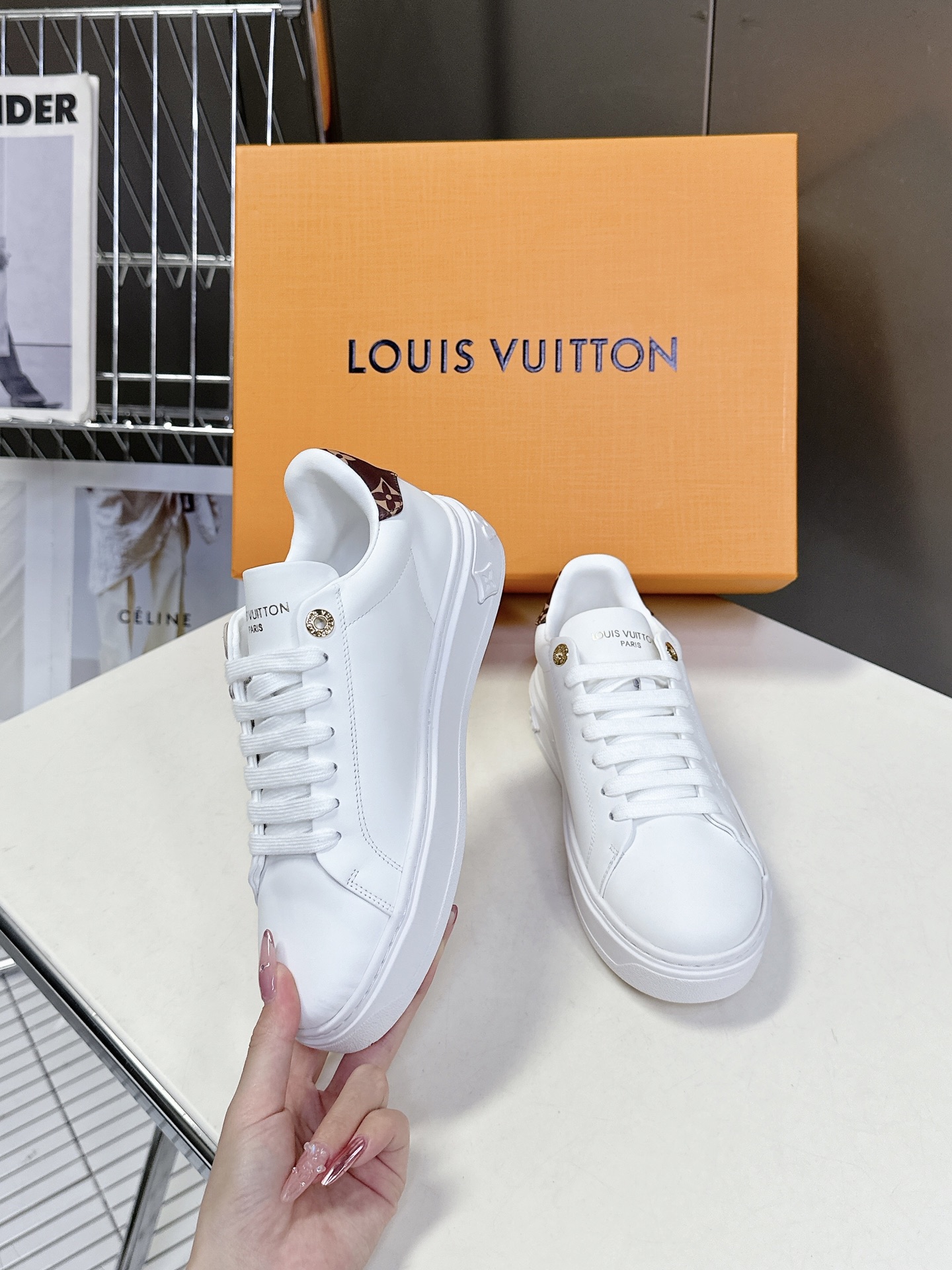   Louis Vuitton路易威登情侣款小白鞋 超多网红时尚博主种草 简约的鞋型格板设计 品牌LOG