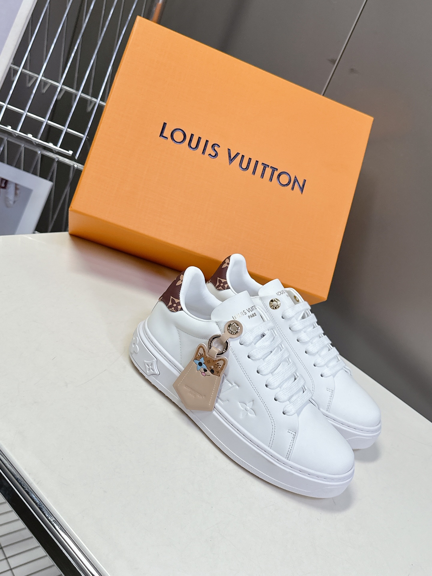   Louis Vuitton路易威登情侣款小白鞋 超多网红时尚博主种草 简约的鞋型格板设计 品牌LOG