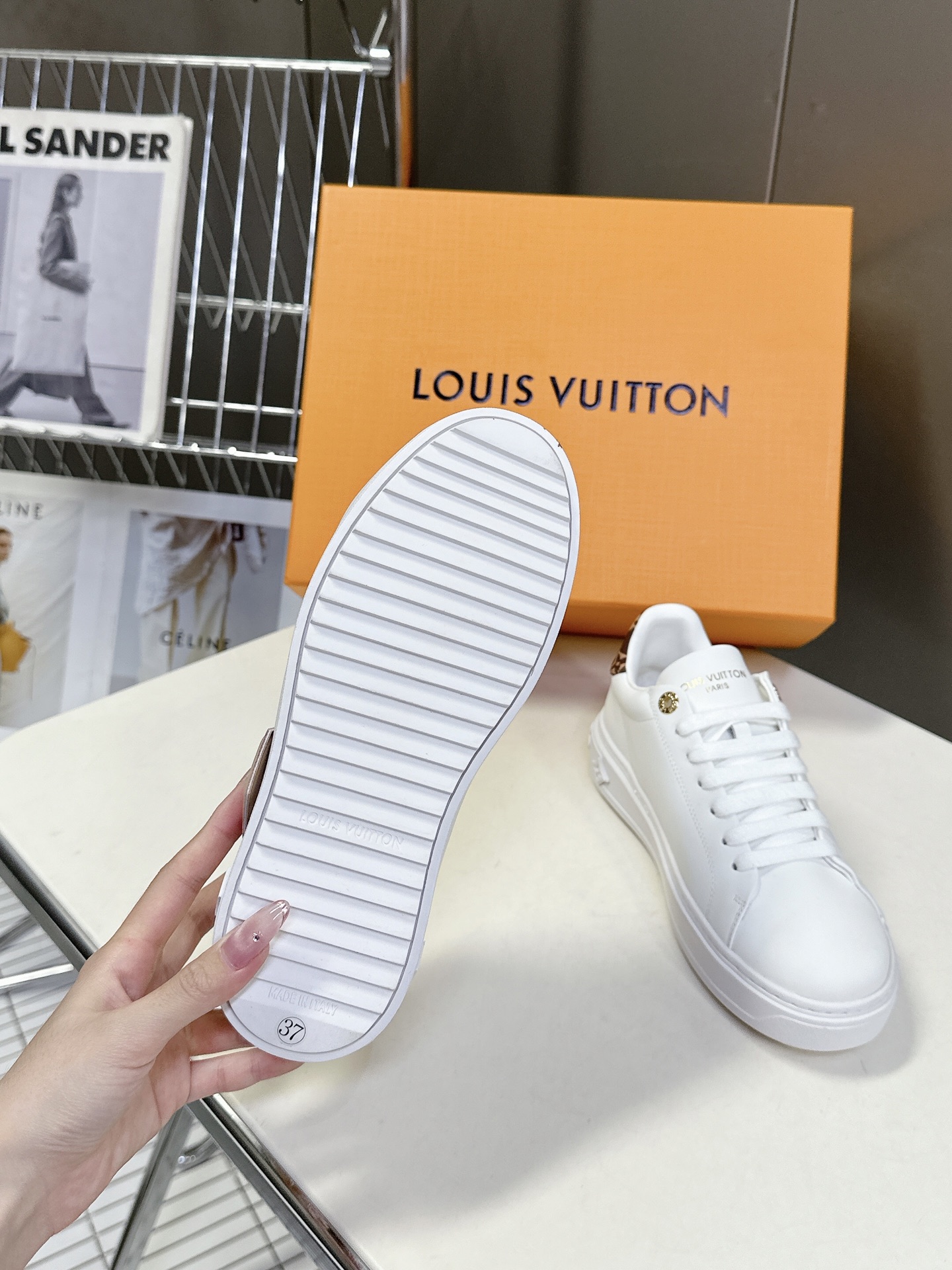   Louis Vuitton路易威登情侣款小白鞋 超多网红时尚博主种草 简约的鞋型格板设计 品牌LOG