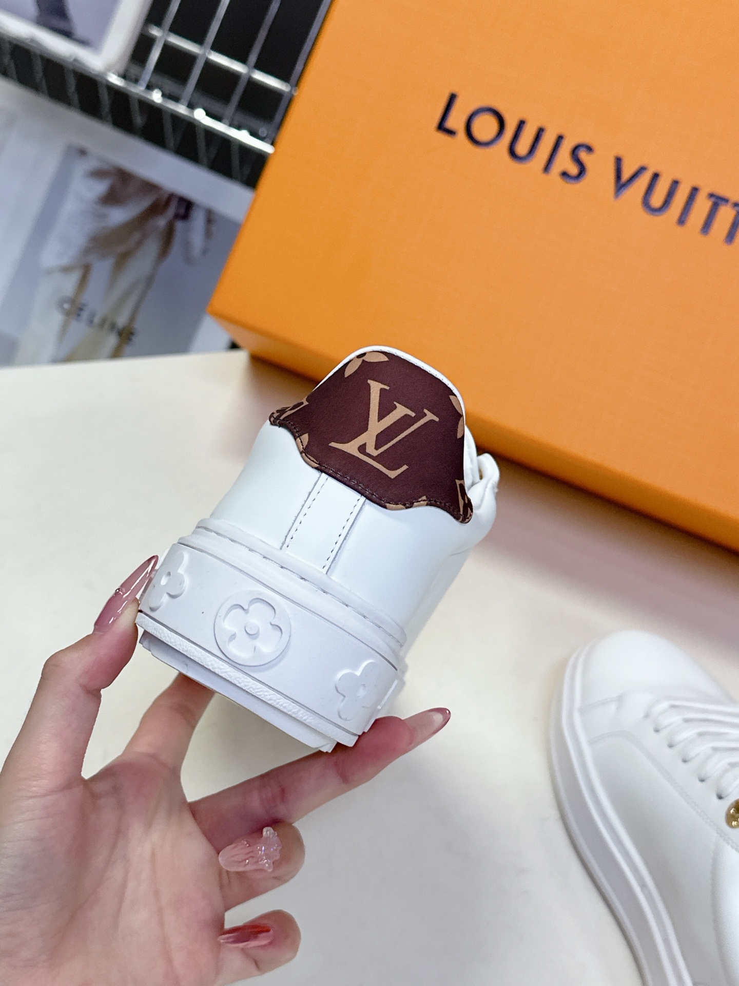   Louis Vuitton路易威登情侣款小白鞋 超多网红时尚博主种草 简约的鞋型格板设计 品牌LOG
