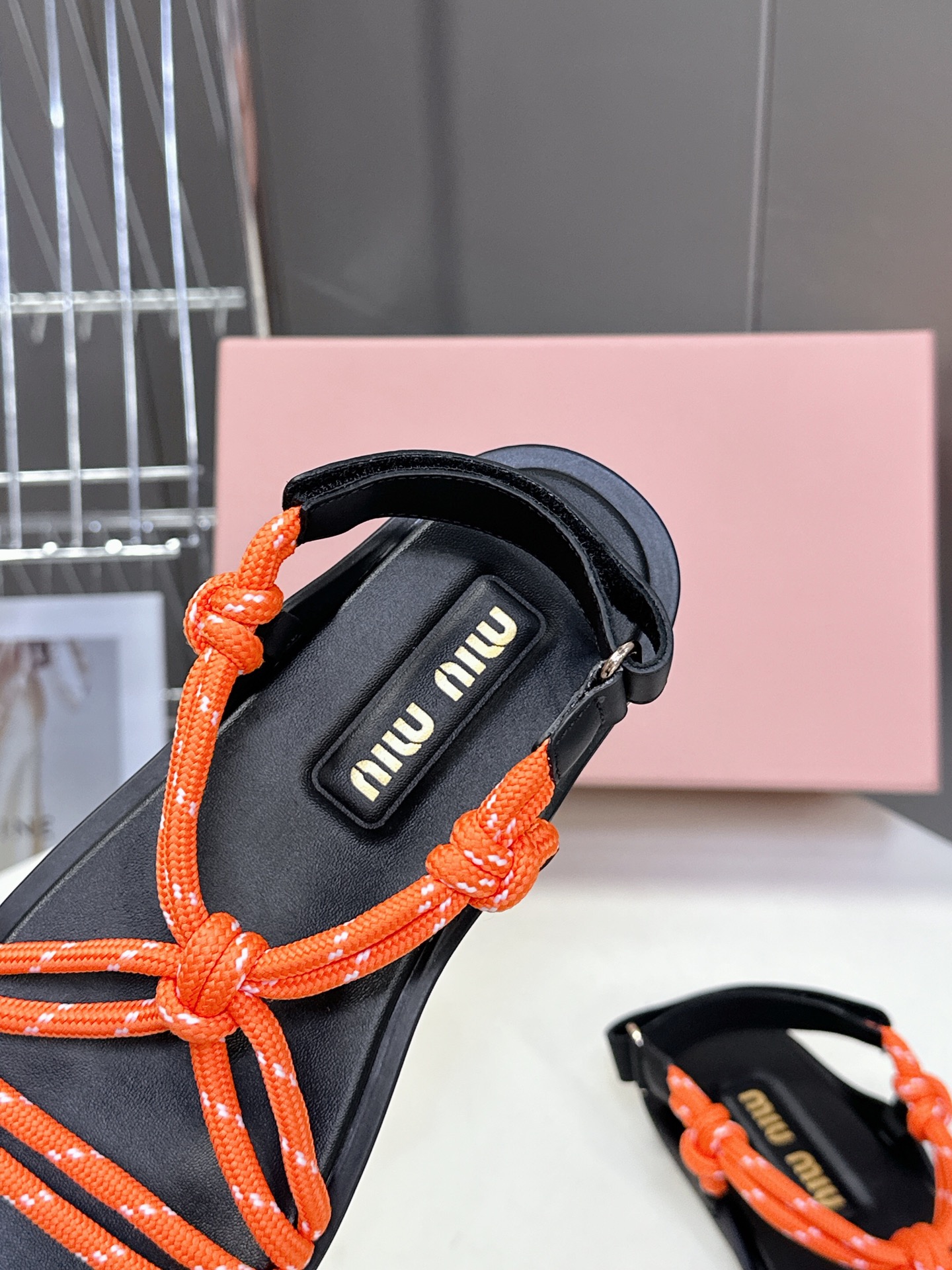  Miu Miu 缪缪春夏最新款凉鞋  超多网红时尚博主种草 夏天必备  非常流行的美拉德配色平底鞋 非