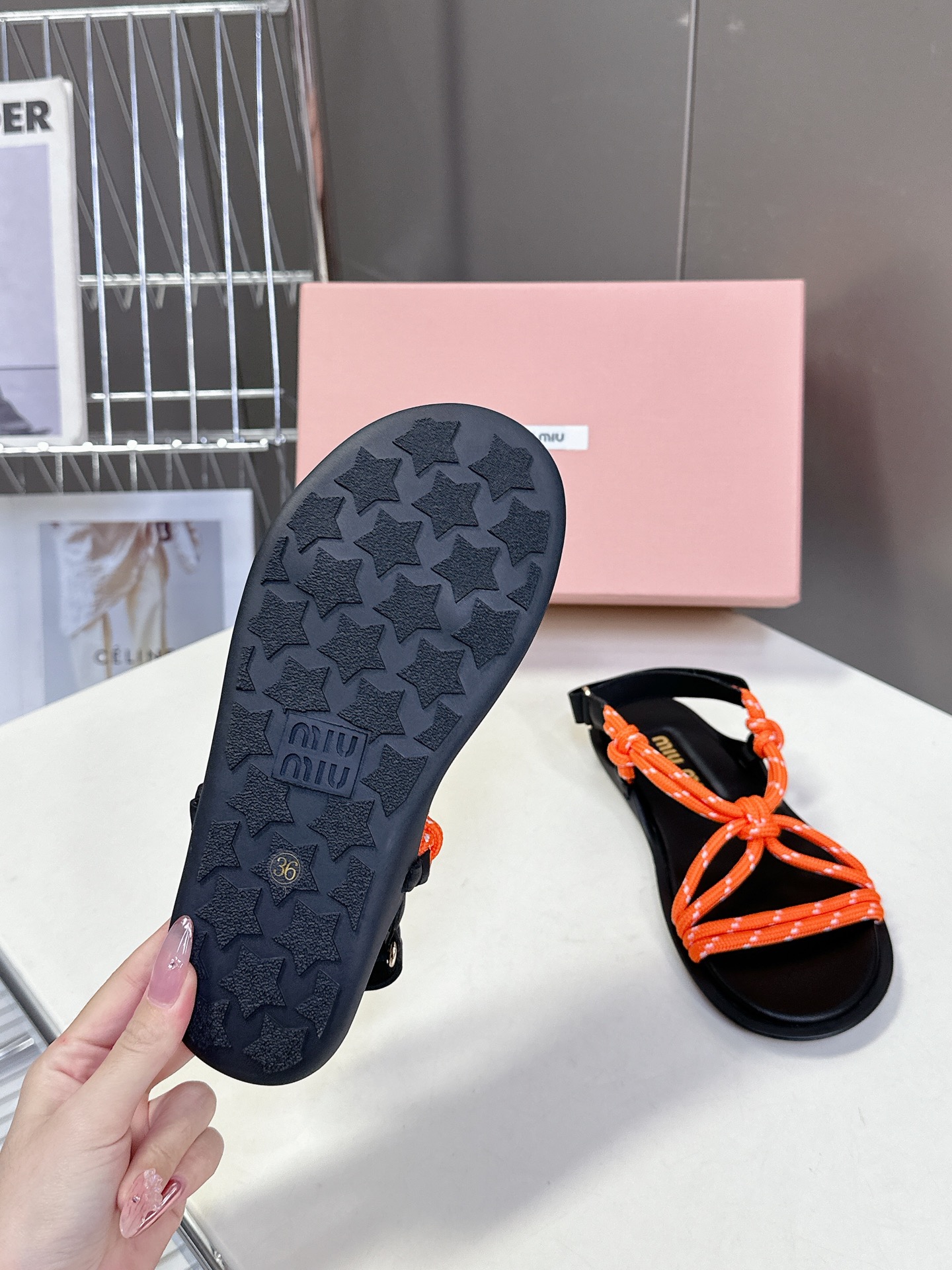  Miu Miu 缪缪春夏最新款凉鞋  超多网红时尚博主种草 夏天必备  非常流行的美拉德配色平底鞋 非