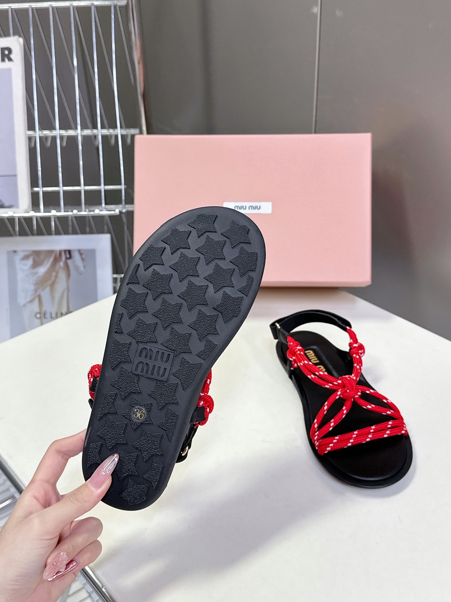  Miu Miu 缪缪春夏最新款凉鞋  超多网红时尚博主种草 夏天必备  非常流行的美拉德配色平底鞋 非