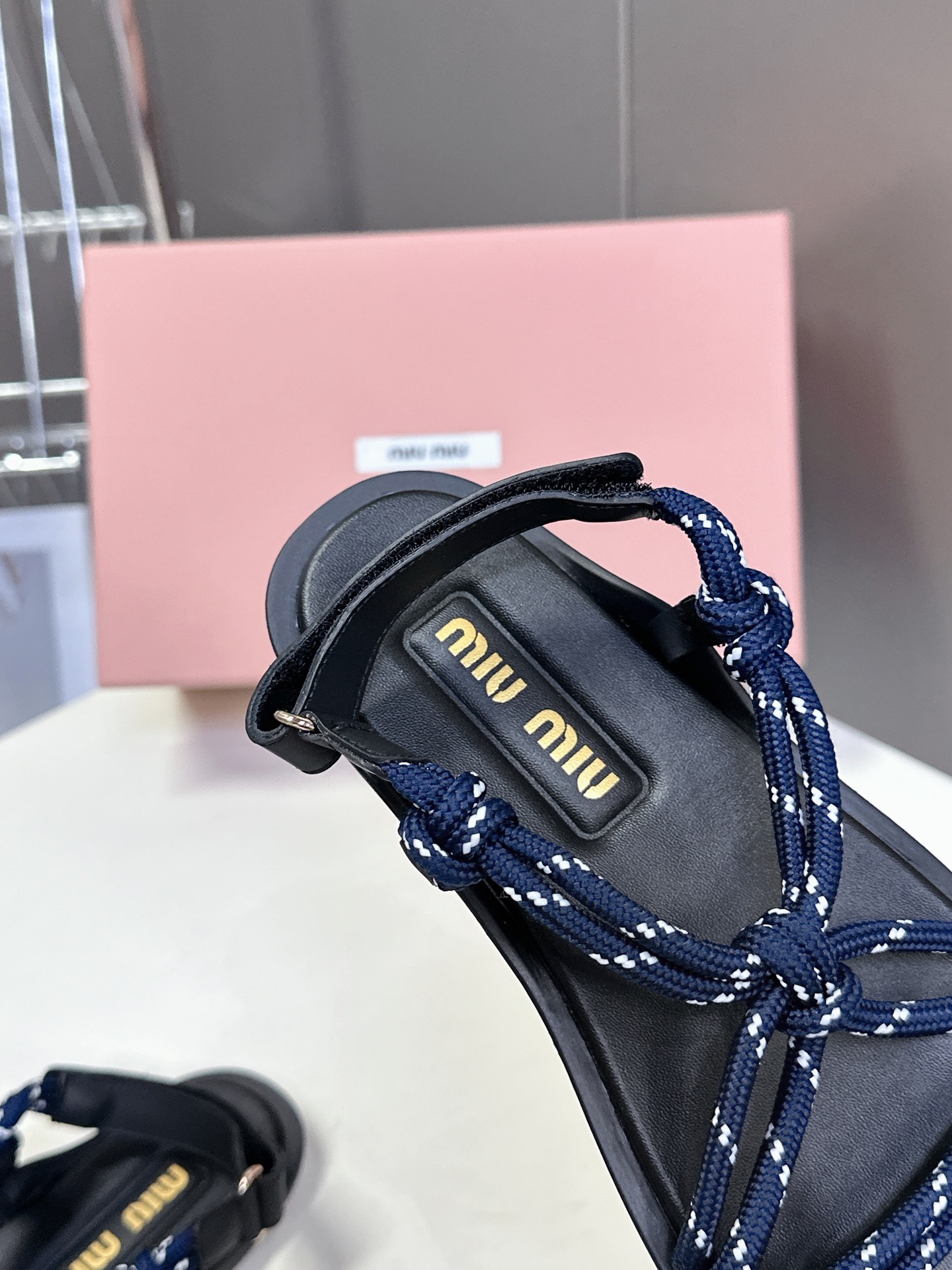  Miu Miu 缪缪春夏最新款凉鞋  超多网红时尚博主种草 夏天必备  非常流行的美拉德配色平底鞋 非