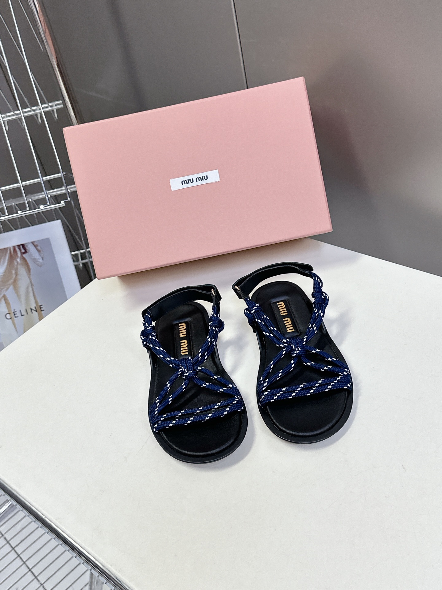  Miu Miu 缪缪春夏最新款凉鞋  超多网红时尚博主种草 夏天必备  非常流行的美拉德配色平底鞋 非