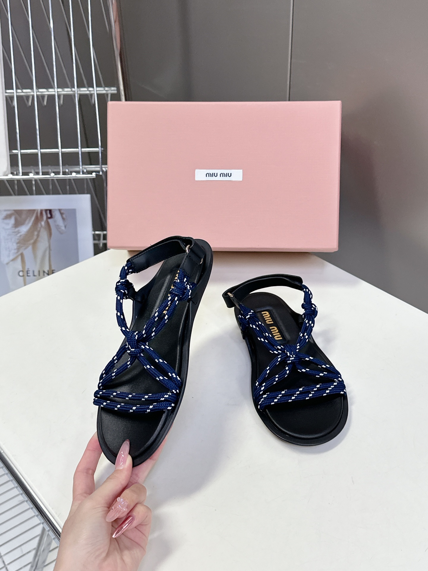  Miu Miu 缪缪春夏最新款凉鞋  超多网红时尚博主种草 夏天必备  非常流行的美拉德配色平底鞋 非