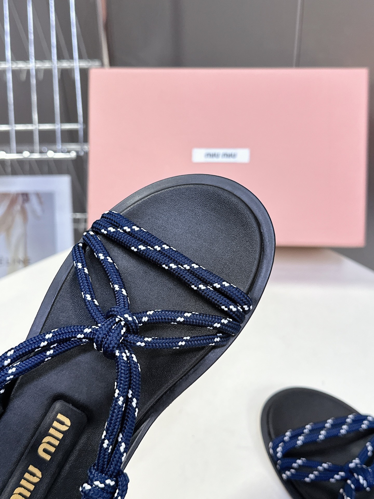  Miu Miu 缪缪春夏最新款凉鞋  超多网红时尚博主种草 夏天必备  非常流行的美拉德配色平底鞋 非