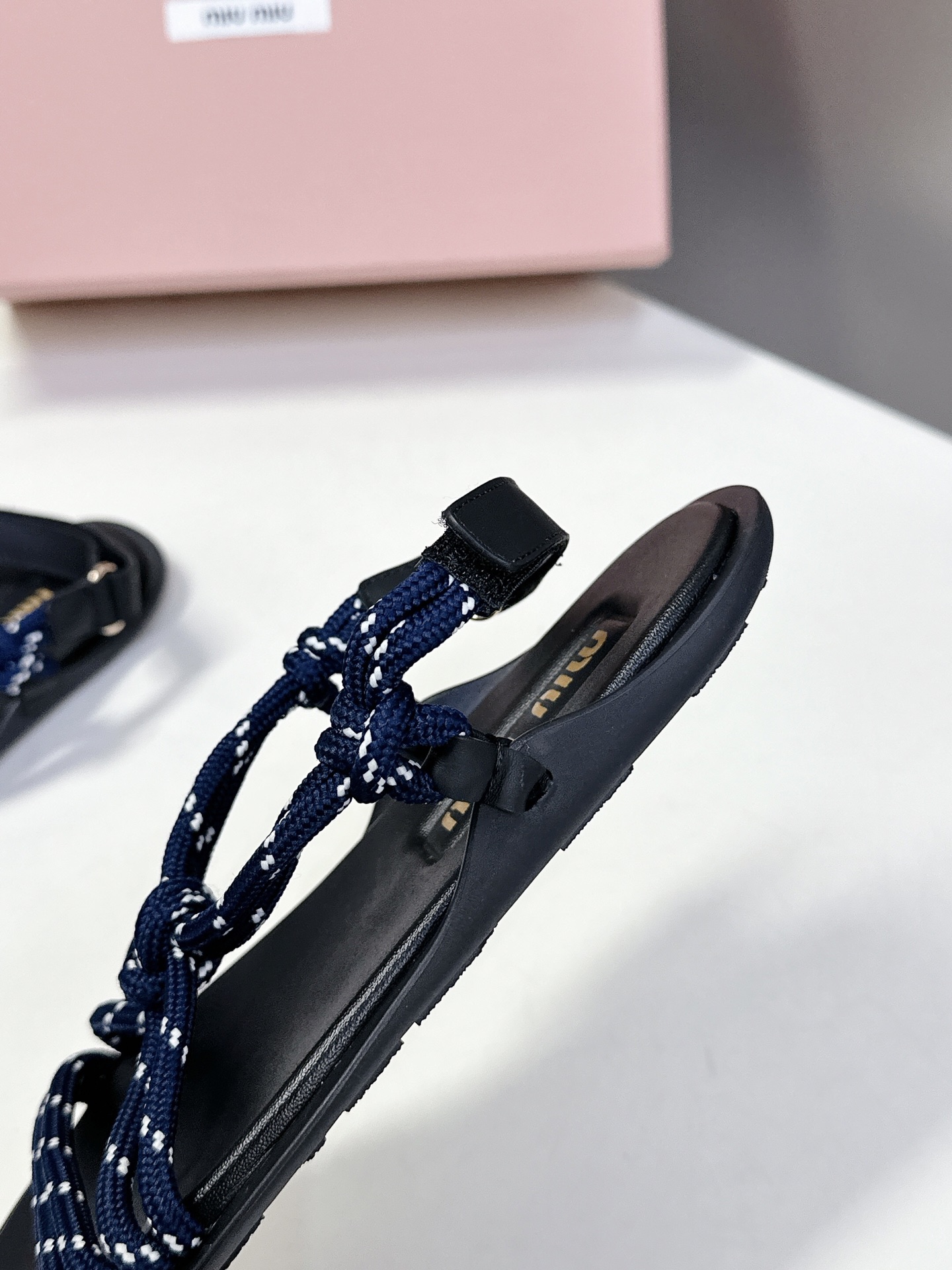  Miu Miu 缪缪春夏最新款凉鞋  超多网红时尚博主种草 夏天必备  非常流行的美拉德配色平底鞋 非