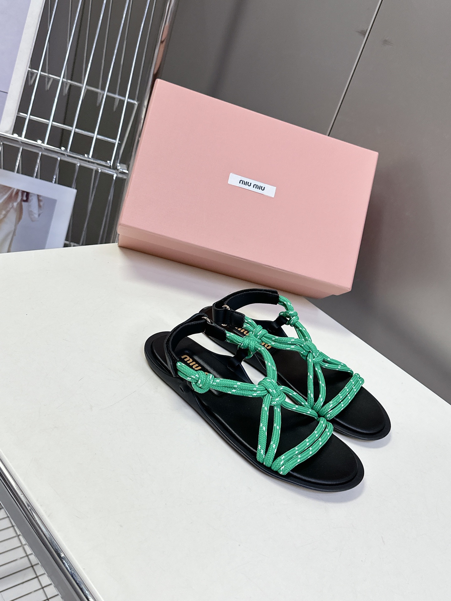  Miu Miu 缪缪春夏最新款凉鞋  超多网红时尚博主种草 夏天必备  非常流行的美拉德配色平底鞋 非