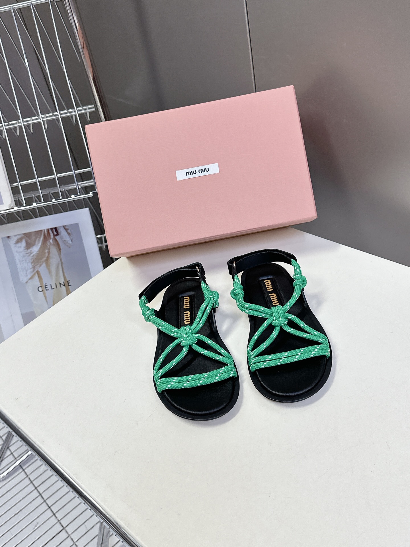  Miu Miu 缪缪春夏最新款凉鞋  超多网红时尚博主种草 夏天必备  非常流行的美拉德配色平底鞋 非